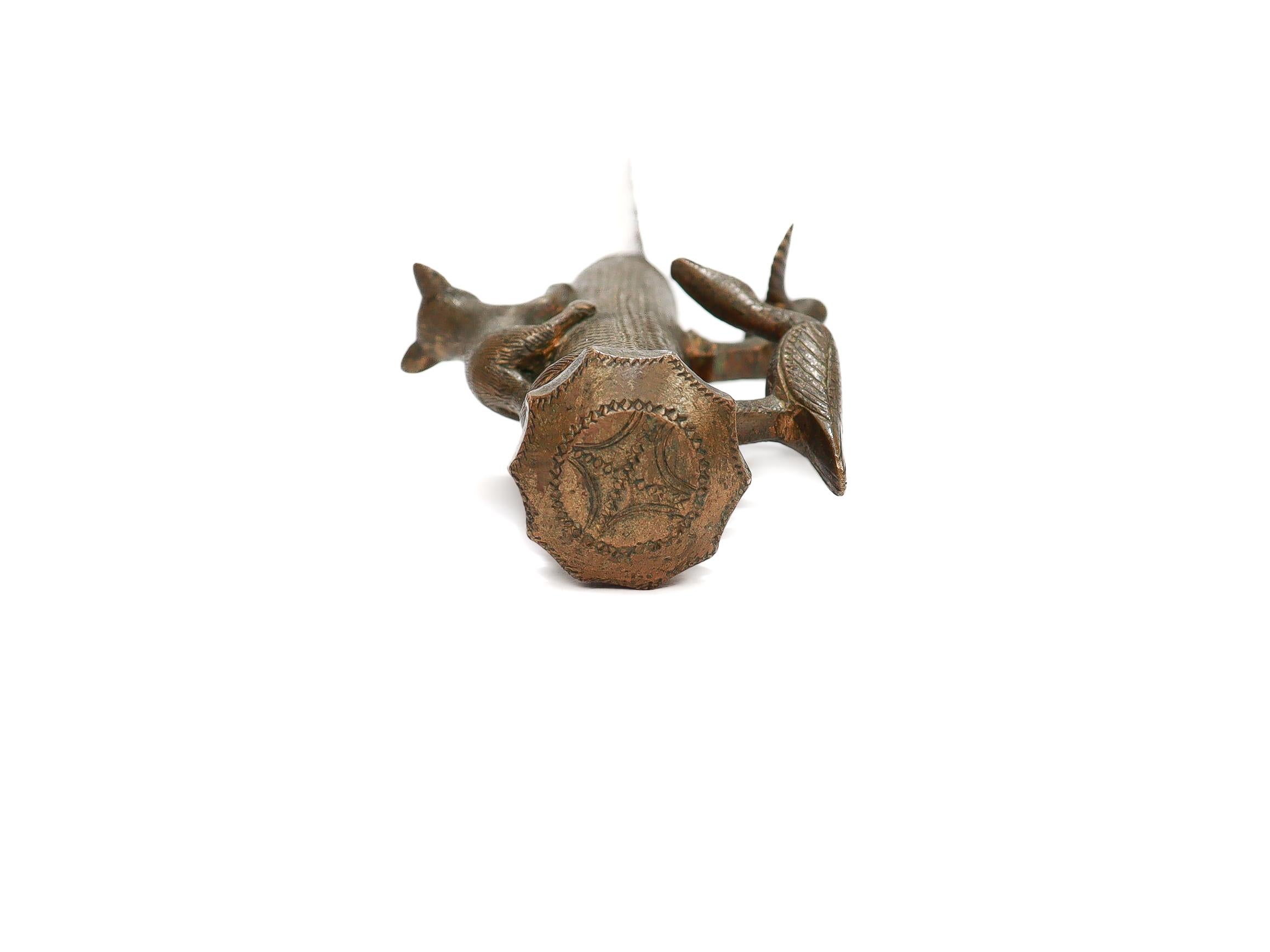 Couteau ancien en bronze de la tribu malgache des Bara avec manche figuratif en vente 5