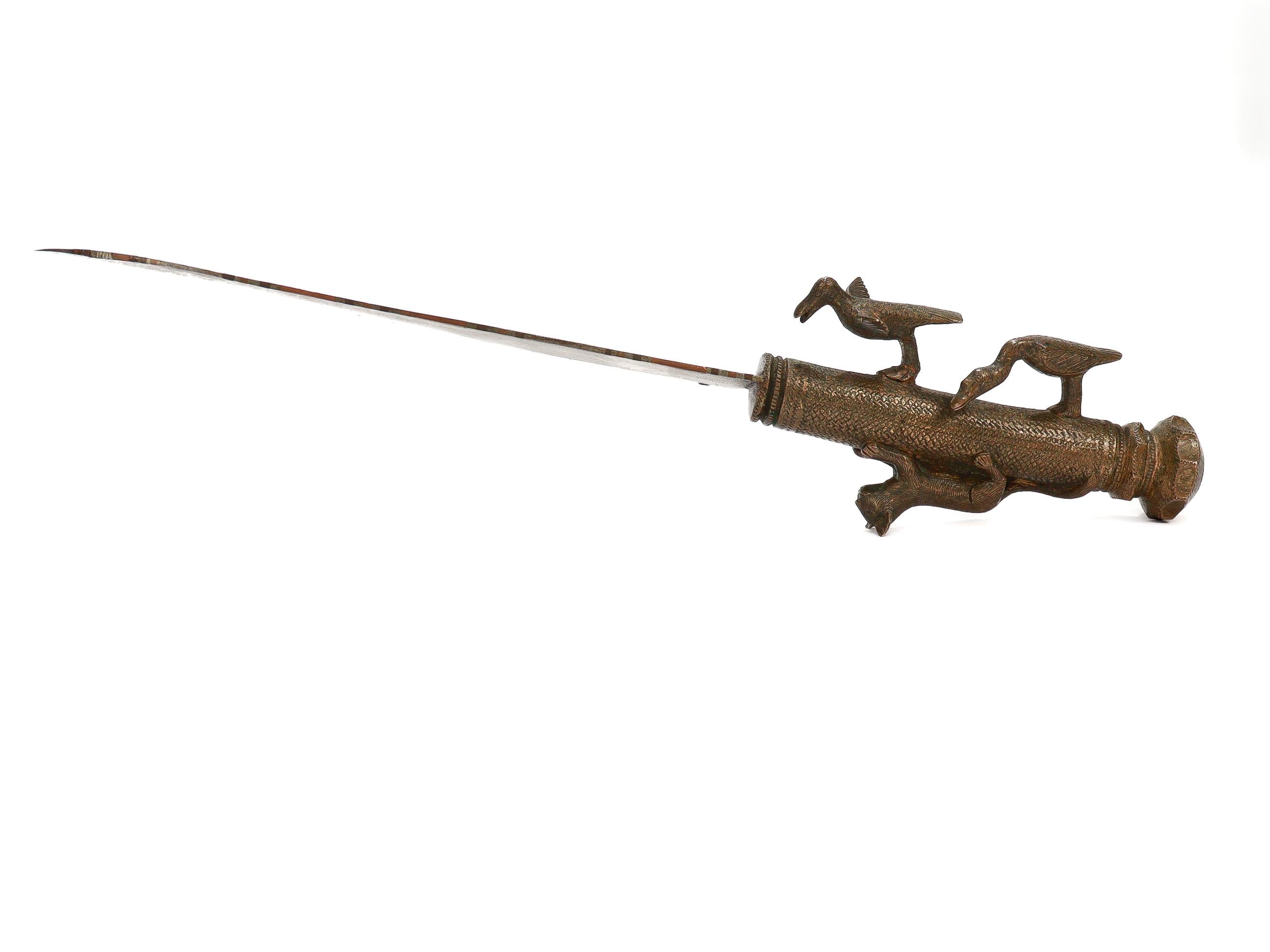 Couteau ancien en bronze de la tribu malgache des Bara avec manche figuratif en vente 6