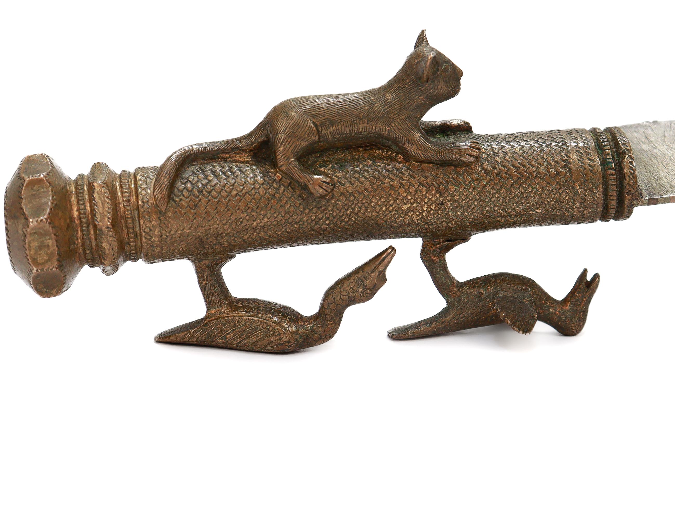 Couteau ancien en bronze de la tribu malgache des Bara avec manche figuratif en vente 7