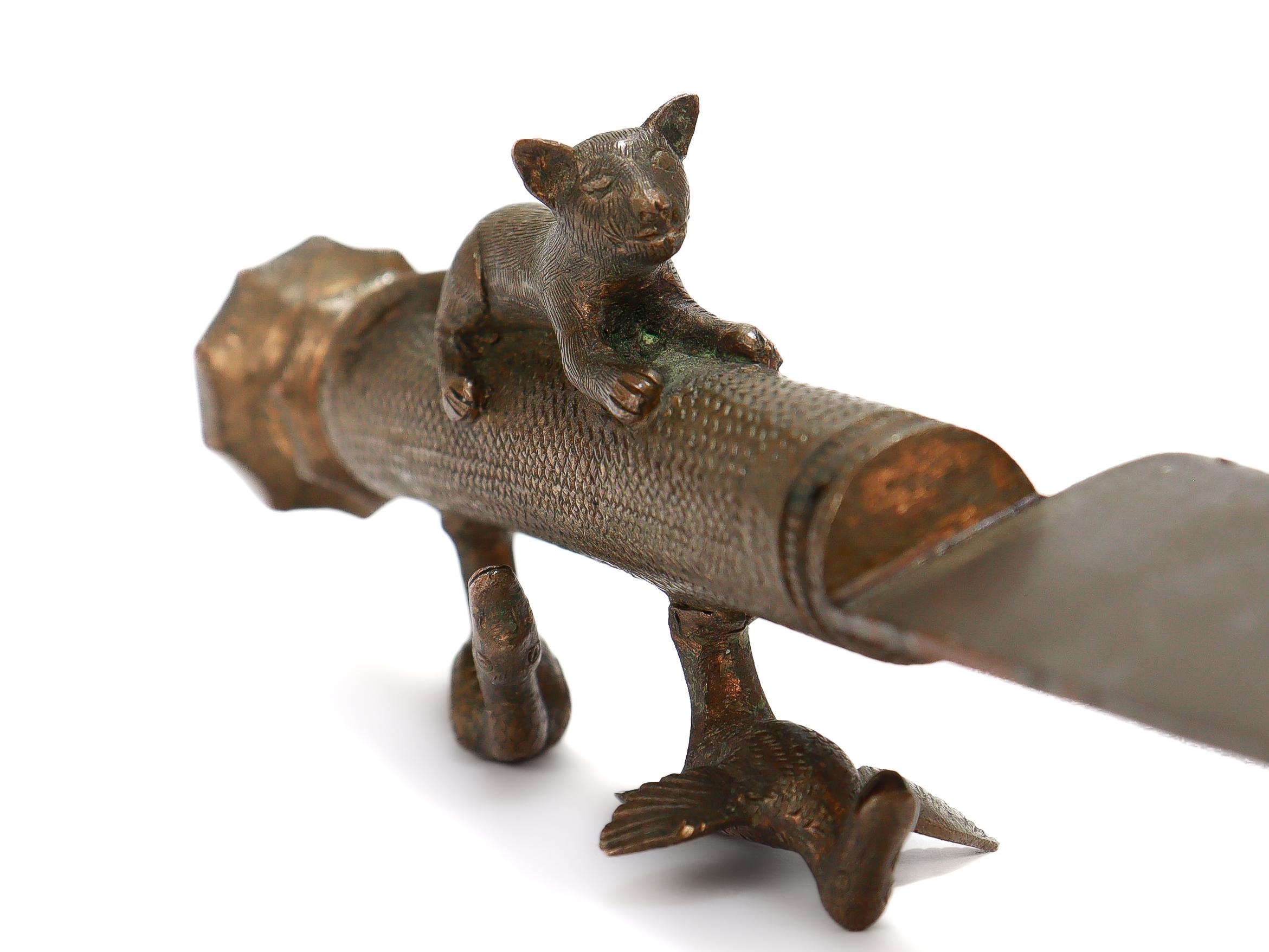 Couteau ancien en bronze de la tribu malgache des Bara avec manche figuratif en vente 8