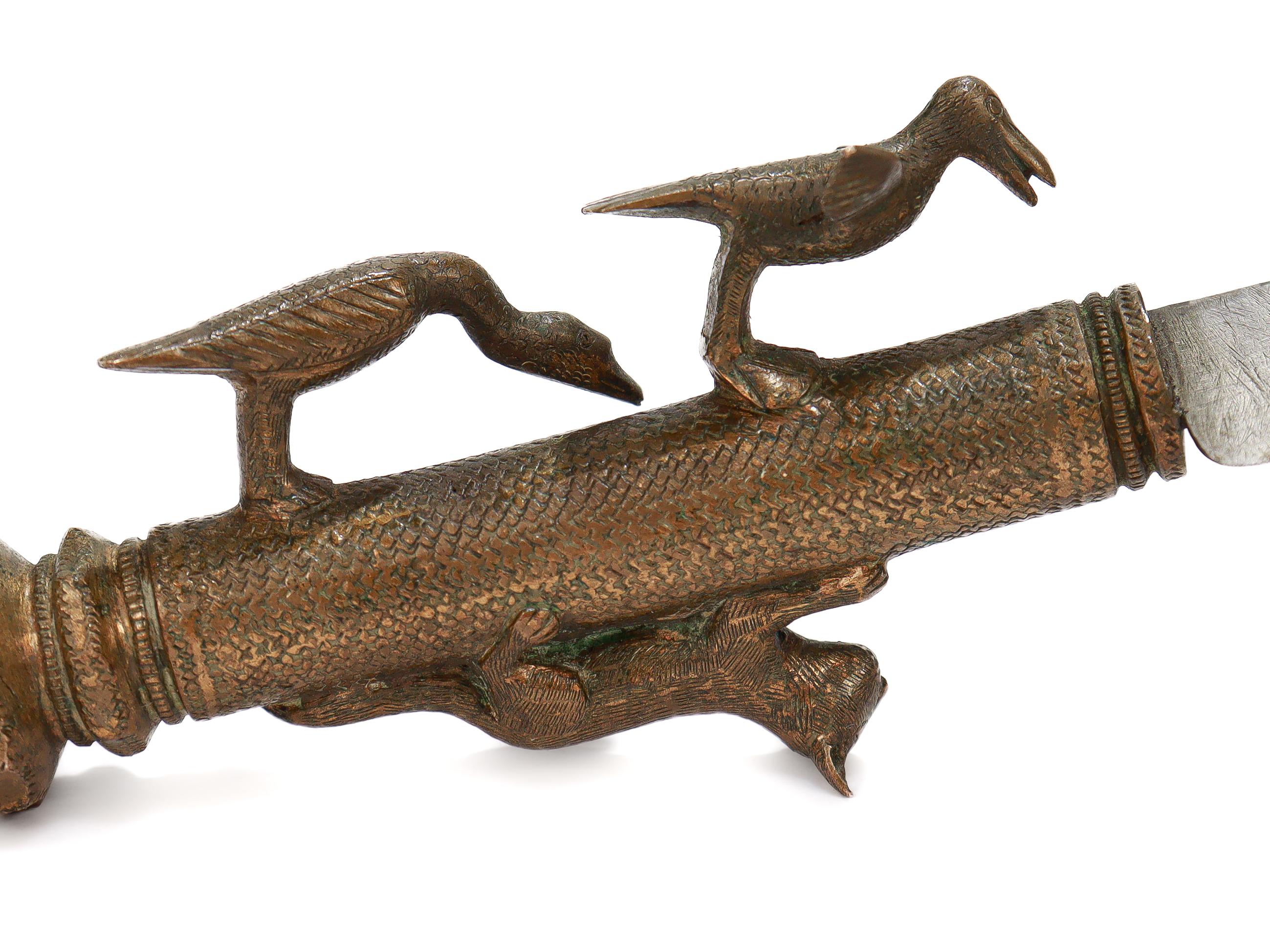 Couteau ancien en bronze de la tribu malgache des Bara avec manche figuratif en vente 9