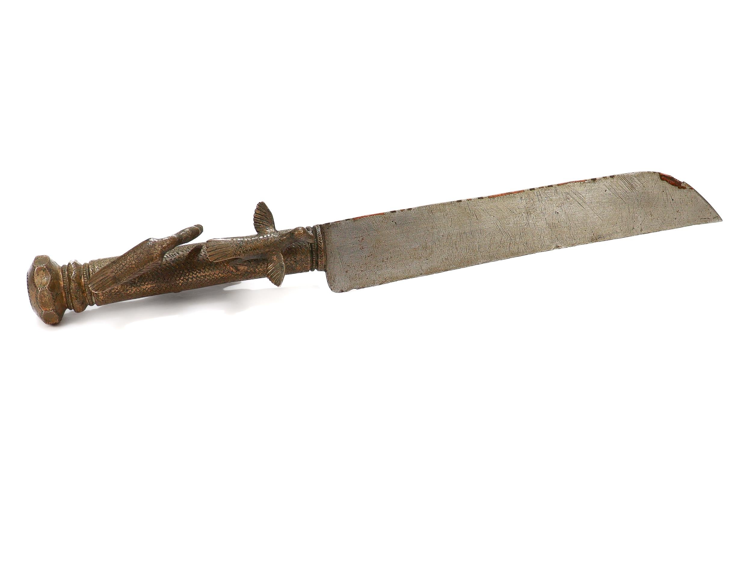 Couteau ancien en bronze de la tribu malgache des Bara avec manche figuratif en vente 10