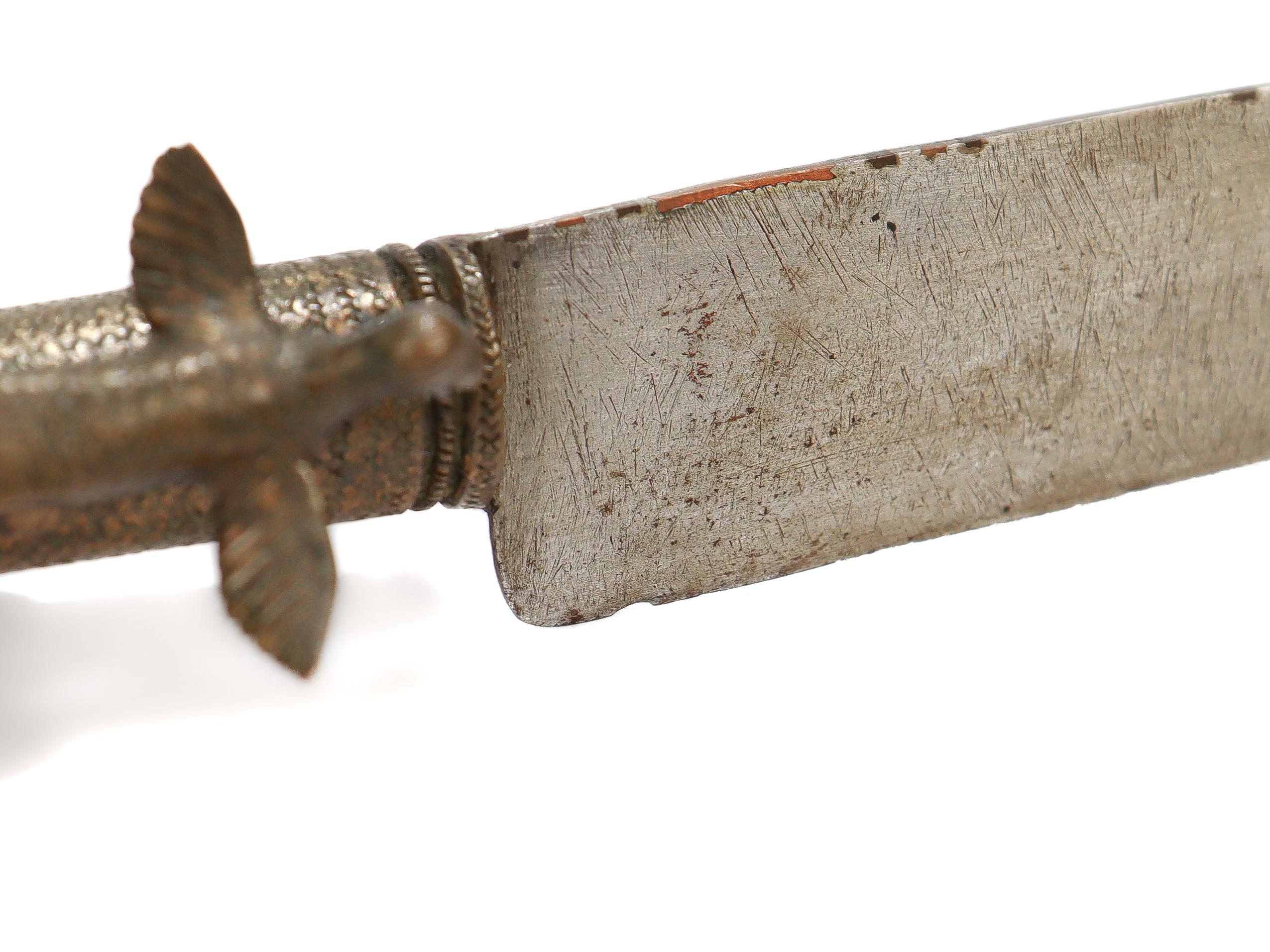 Couteau ancien en bronze de la tribu malgache des Bara avec manche figuratif en vente 11