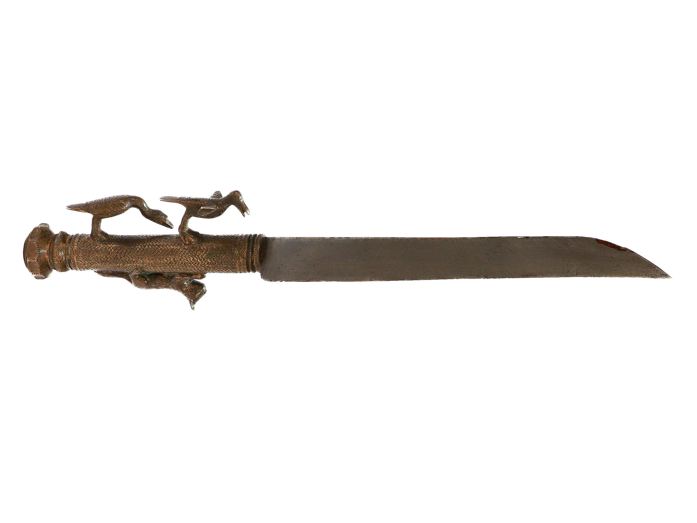 Malgache Couteau ancien en bronze de la tribu malgache des Bara avec manche figuratif en vente