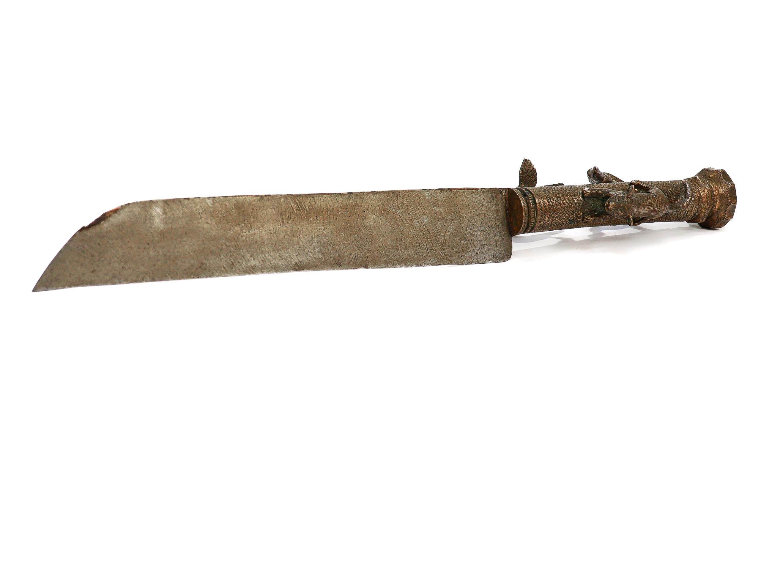 20ième siècle Couteau ancien en bronze de la tribu malgache des Bara avec manche figuratif en vente