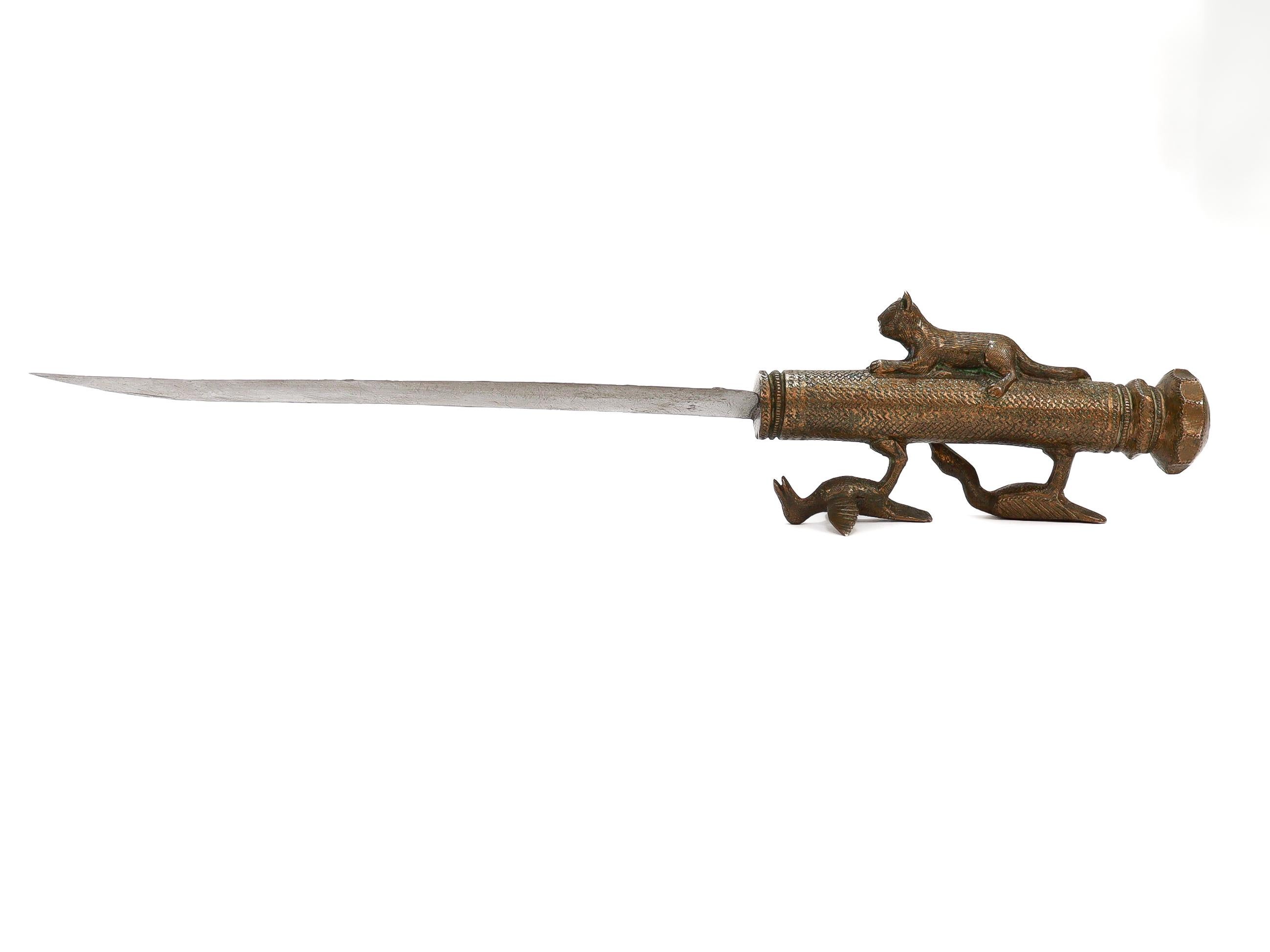 Métal Couteau ancien en bronze de la tribu malgache des Bara avec manche figuratif en vente