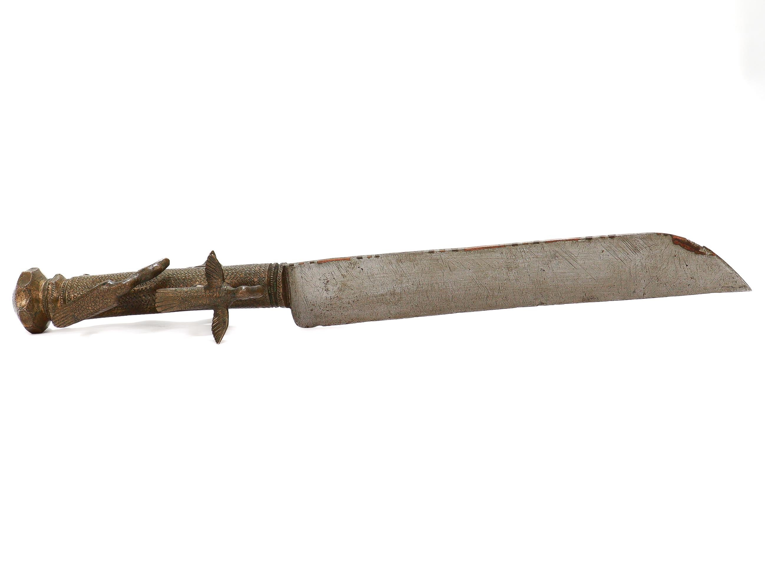 Couteau ancien en bronze de la tribu malgache des Bara avec manche figuratif en vente 1