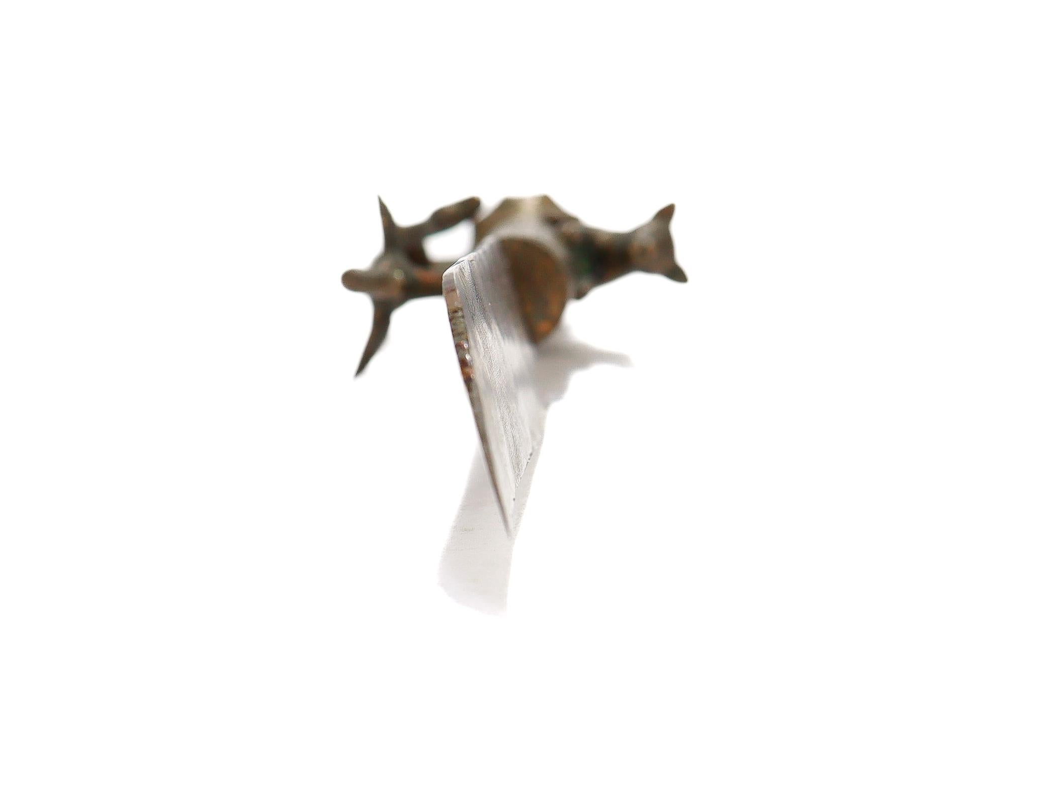 Couteau ancien en bronze de la tribu malgache des Bara avec manche figuratif en vente 2