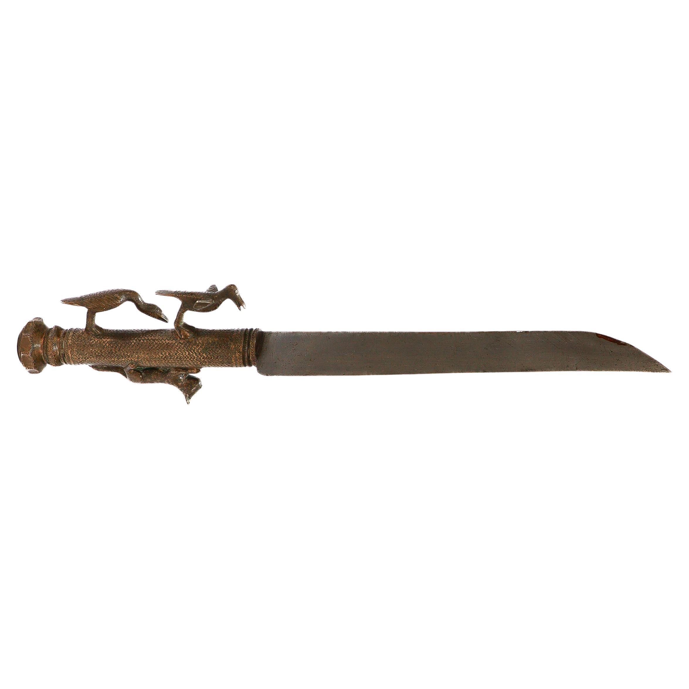 Couteau ancien en bronze de la tribu malgache des Bara avec manche figuratif
