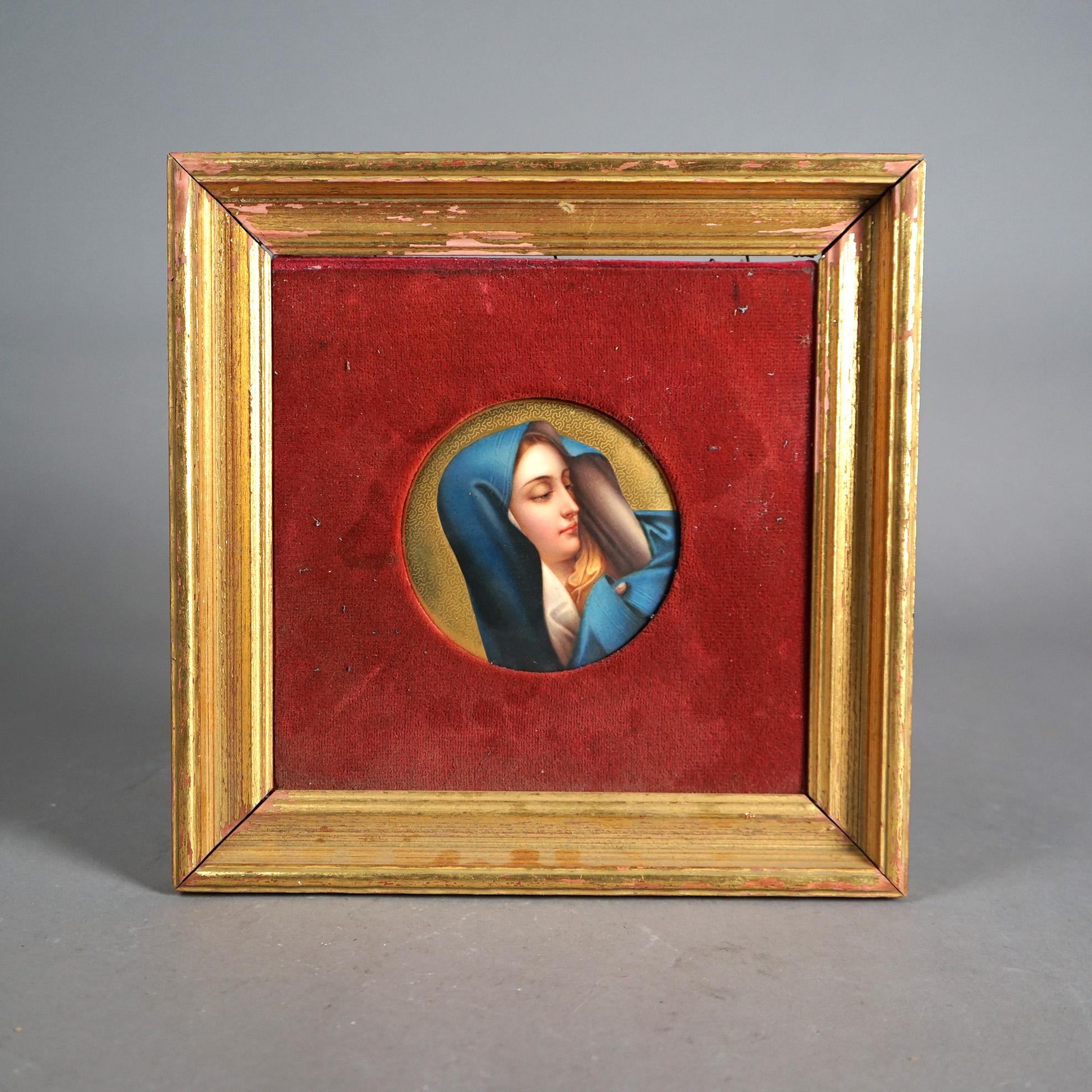 Cuadro antiguo de una Virgen sobre porcelana en marco de madera dorada con tapete de terciopelo Circa 1890

Medidas - 11,5