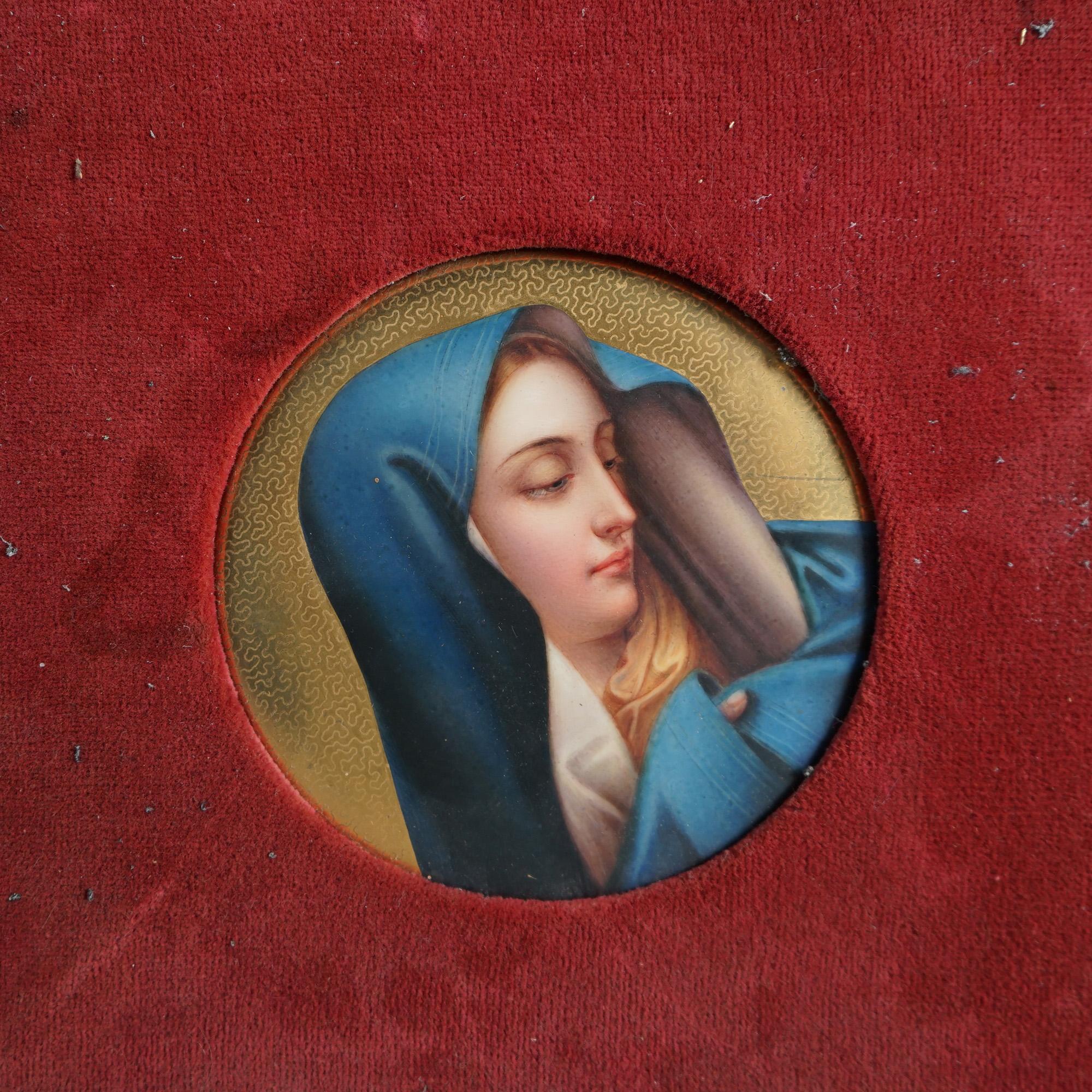 Pintura antigua de una Madonna sobre porcelana en marco de madera dorada Circa 1890 Pintado a mano