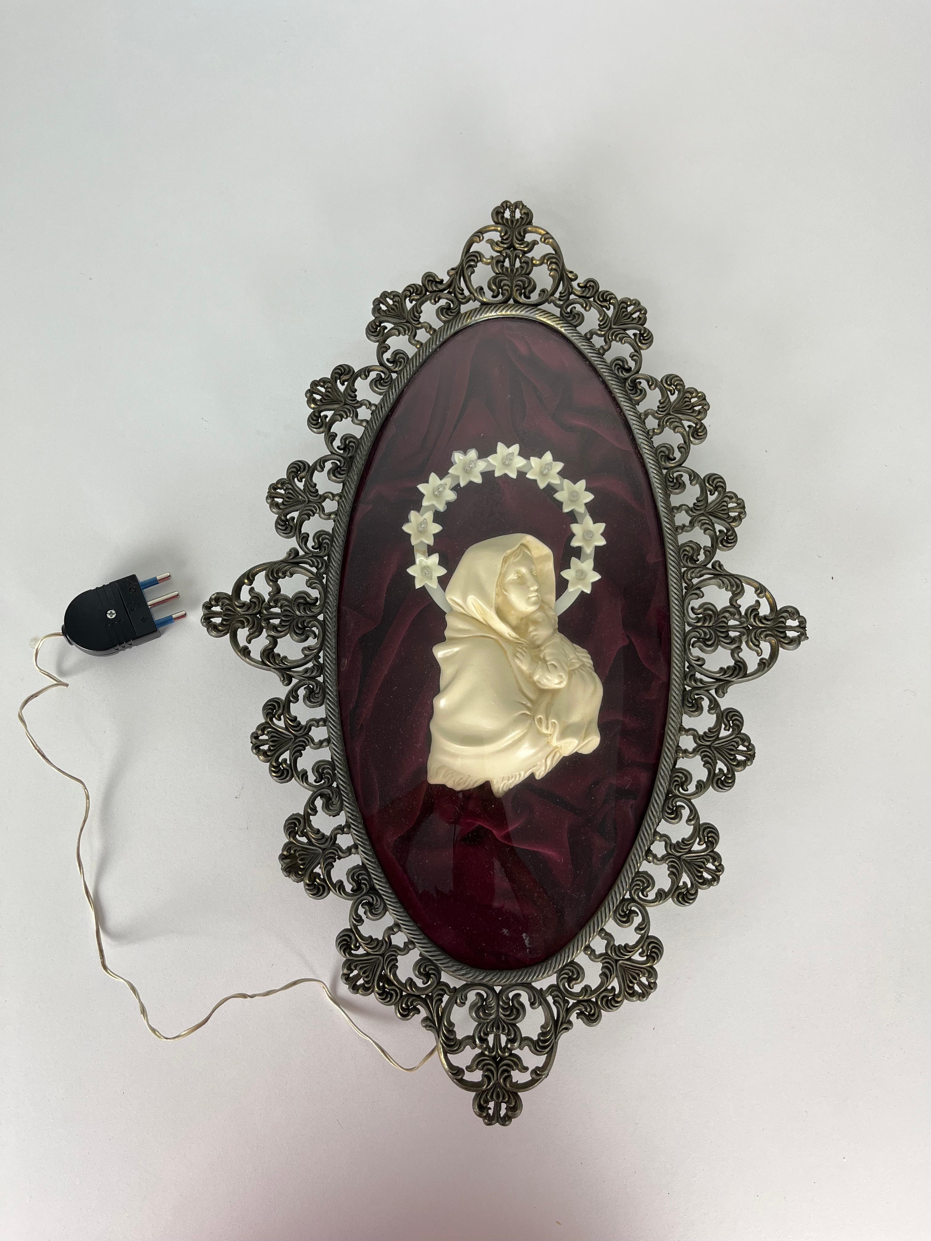 Madonna antica con cielo stellato illuminato e cornice in bronzo, anni '50
Bellissimo ornamento sacro da parete, in buone condizioni.
