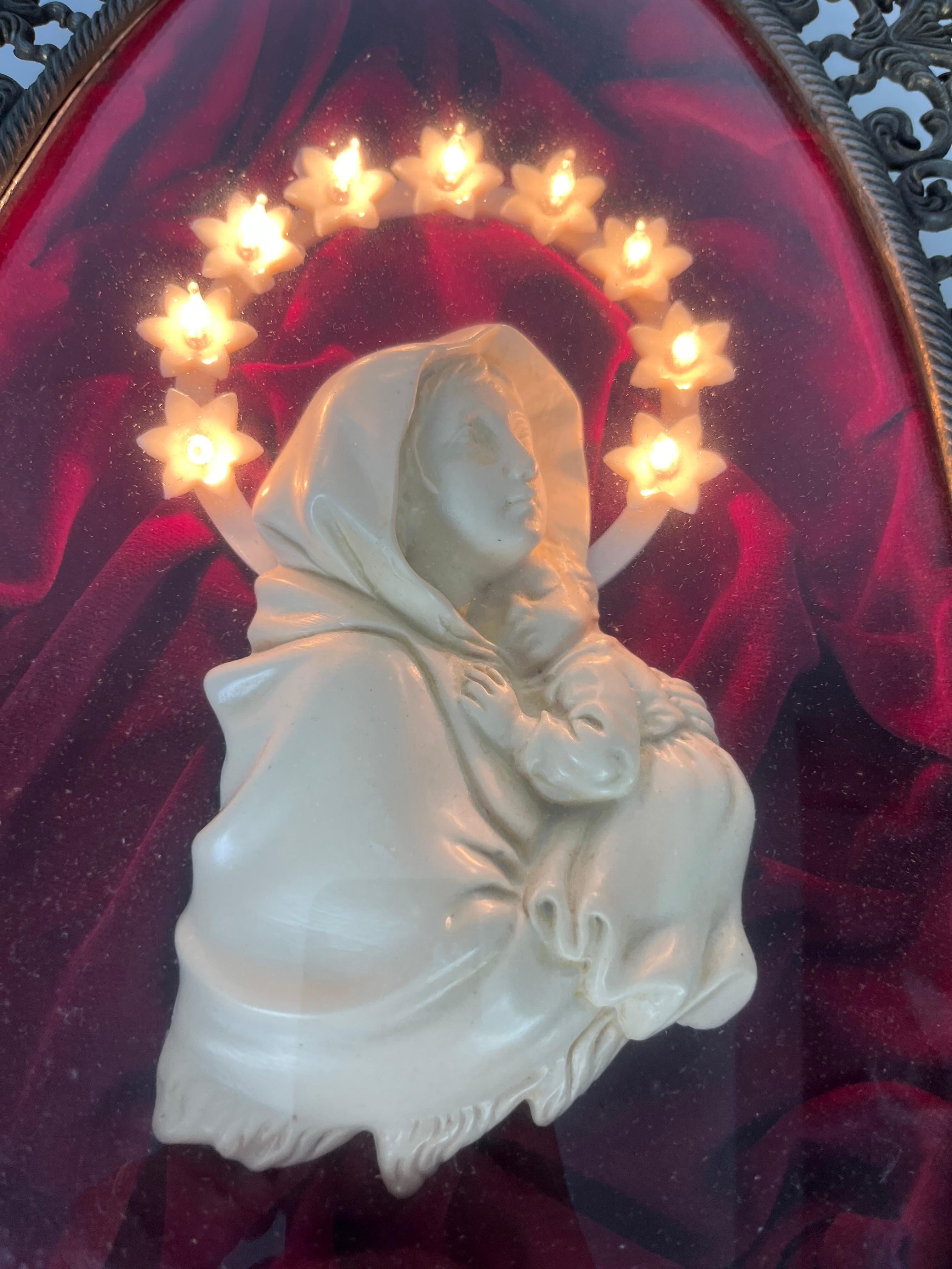 Italiano Madonna antica con cielo stellato illuminato e cornice in bronzo, anni '50 in vendita