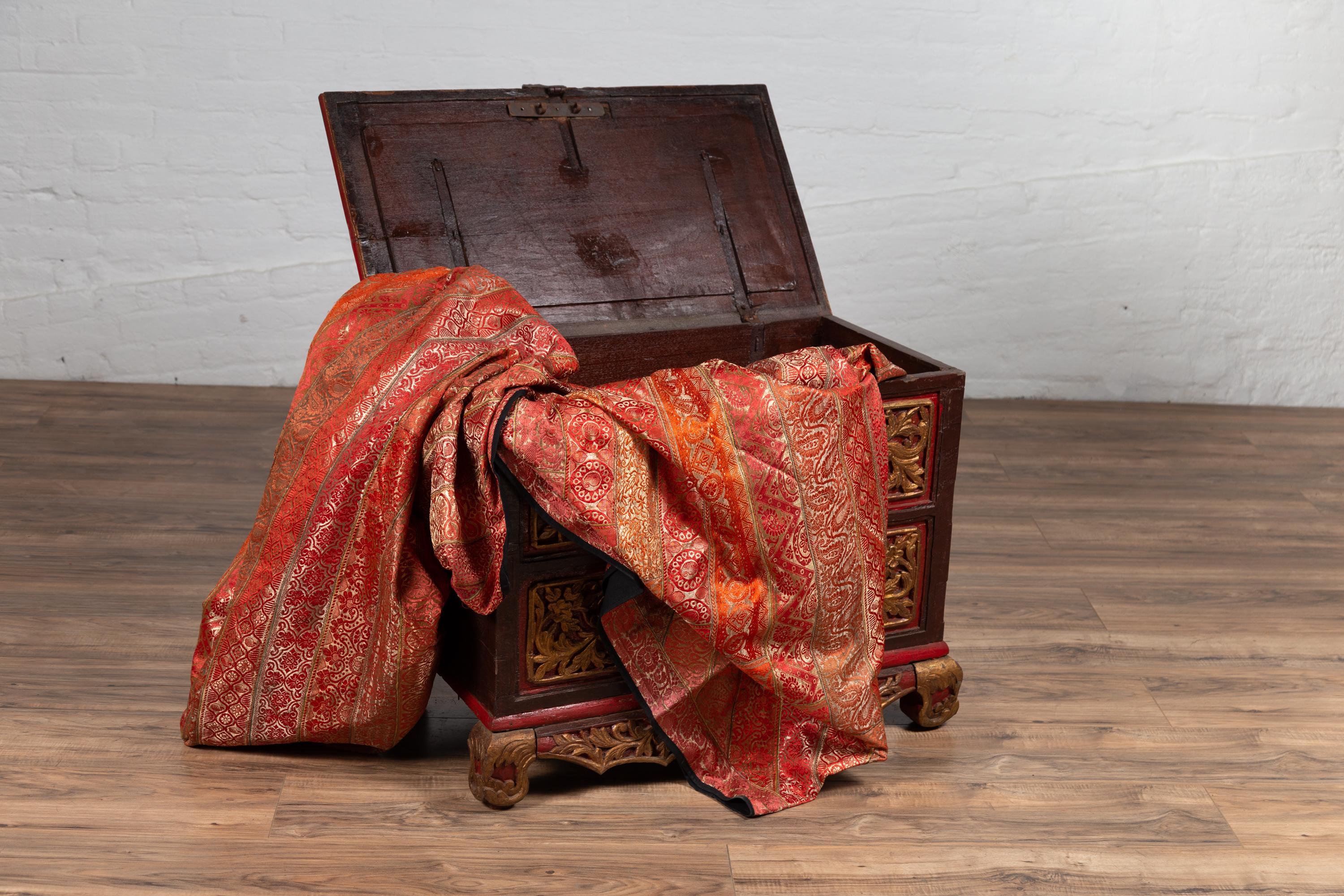 Coffre à couvertures antique en bois sculpté à la main de Madura avec des accents rouges, Brown et dorés en vente 3