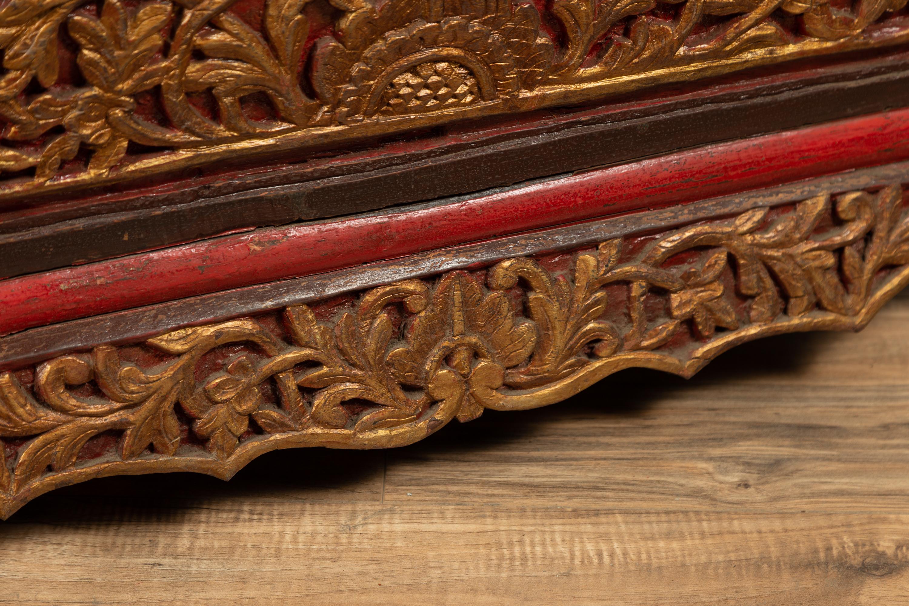 Coffre à couvertures antique en bois sculpté à la main de Madura avec des accents rouges, Brown et dorés en vente 4