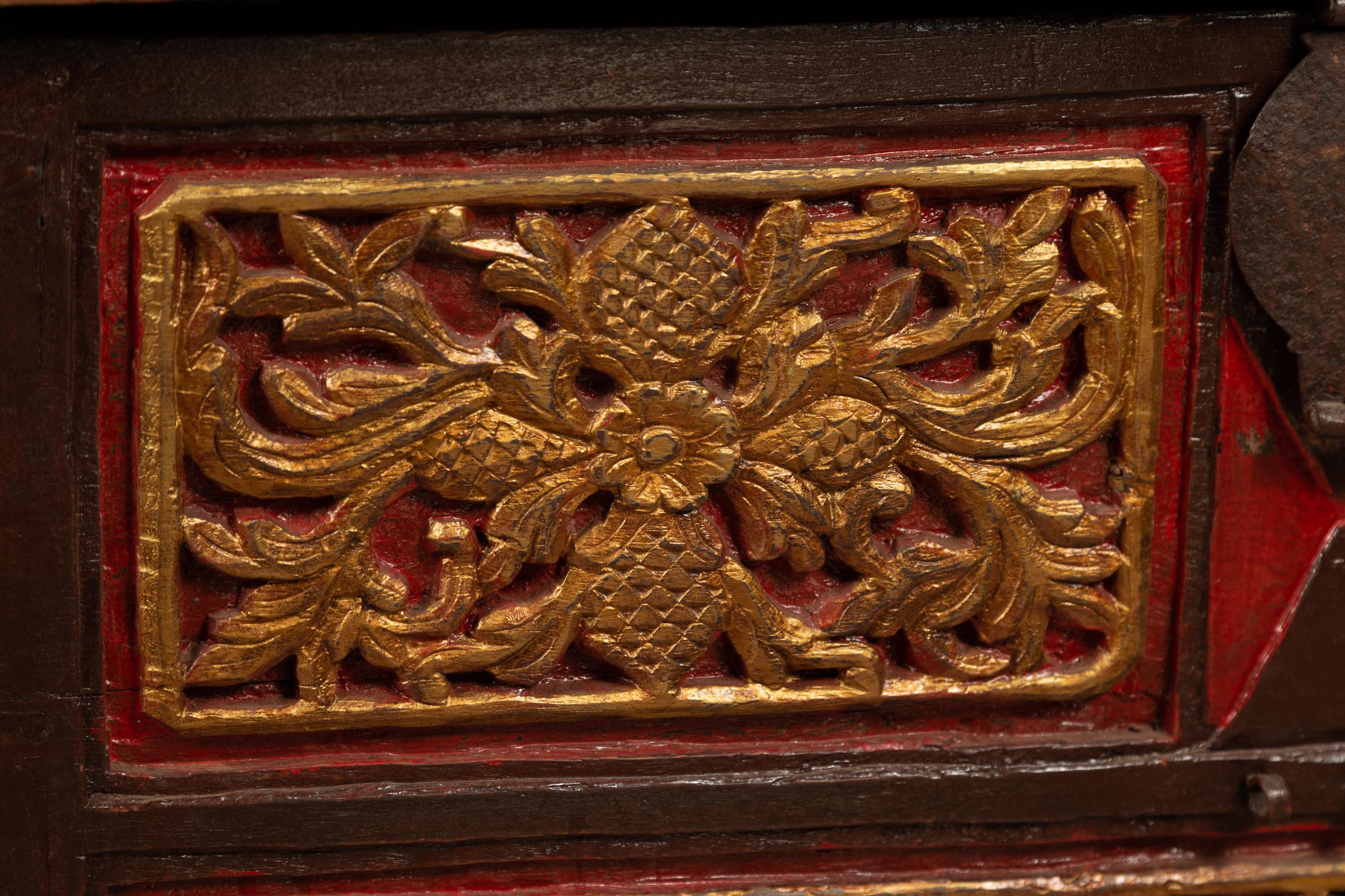 Antike Madura Hand geschnitzt hölzerne Decke Brust mit roten, braunen und vergoldeten Akzenten im Angebot 6