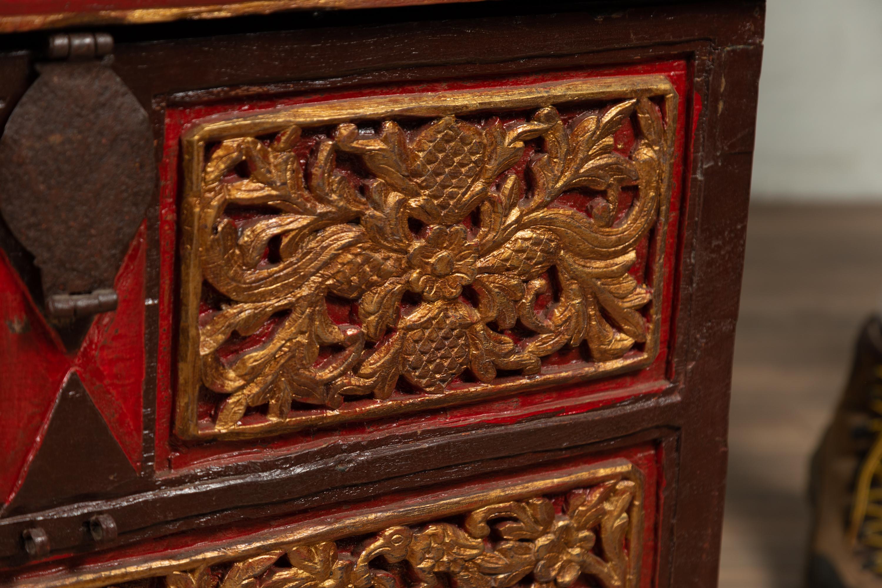 Coffre à couvertures antique en bois sculpté à la main de Madura avec des accents rouges, Brown et dorés en vente 6