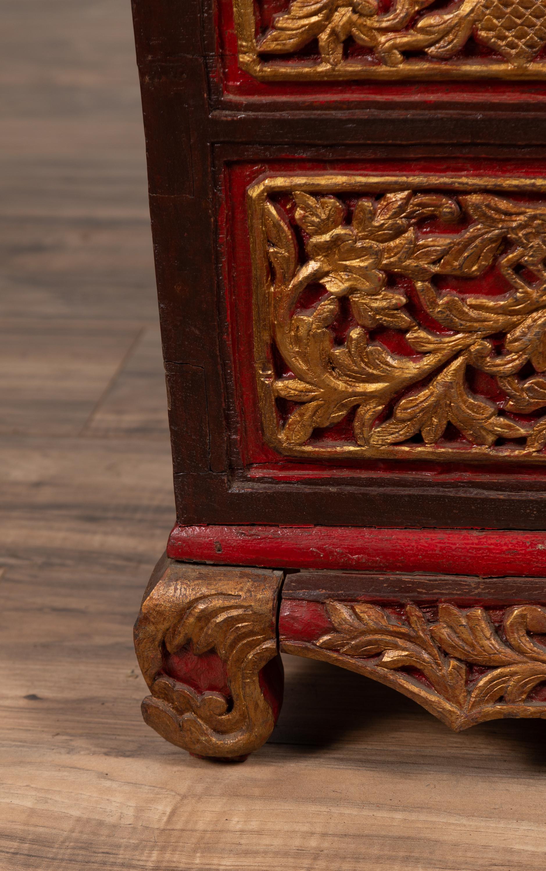 Coffre à couvertures antique en bois sculpté à la main de Madura avec des accents rouges, Brown et dorés en vente 7