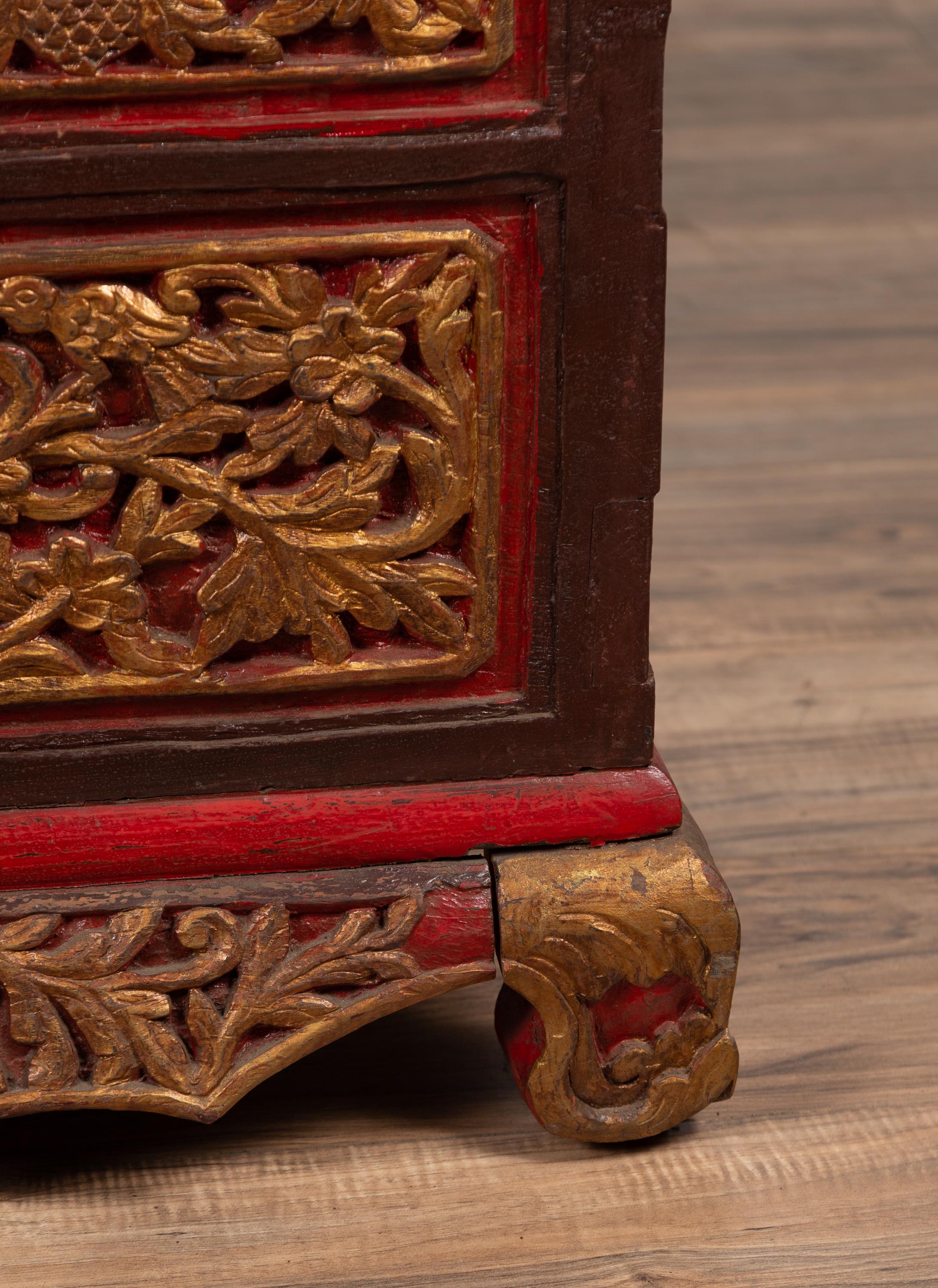 Coffre à couvertures antique en bois sculpté à la main de Madura avec des accents rouges, Brown et dorés en vente 9