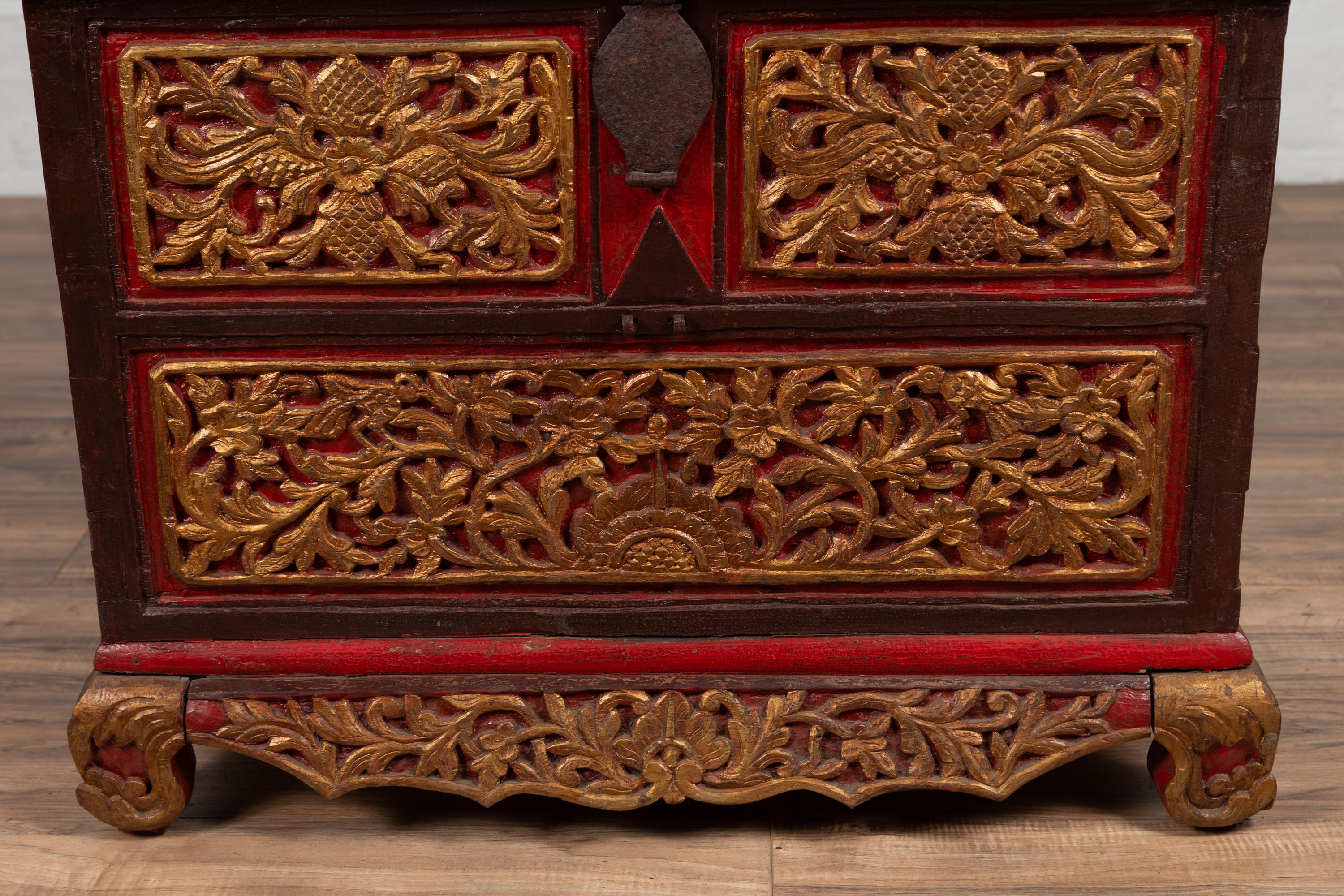 Indonésien Coffre à couvertures antique en bois sculpté à la main de Madura avec des accents rouges, Brown et dorés en vente