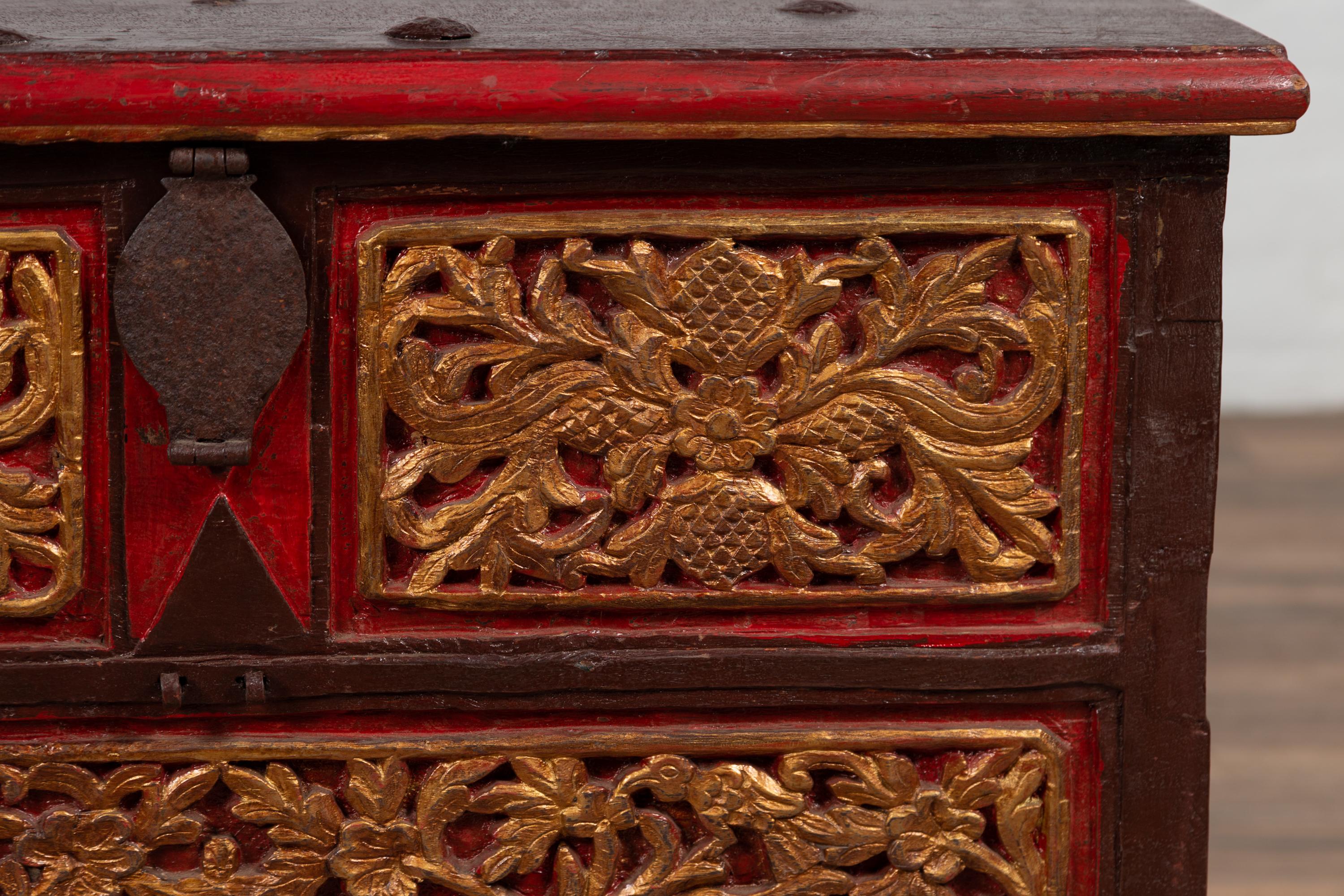 XIXe siècle Coffre à couvertures antique en bois sculpté à la main de Madura avec des accents rouges, Brown et dorés en vente