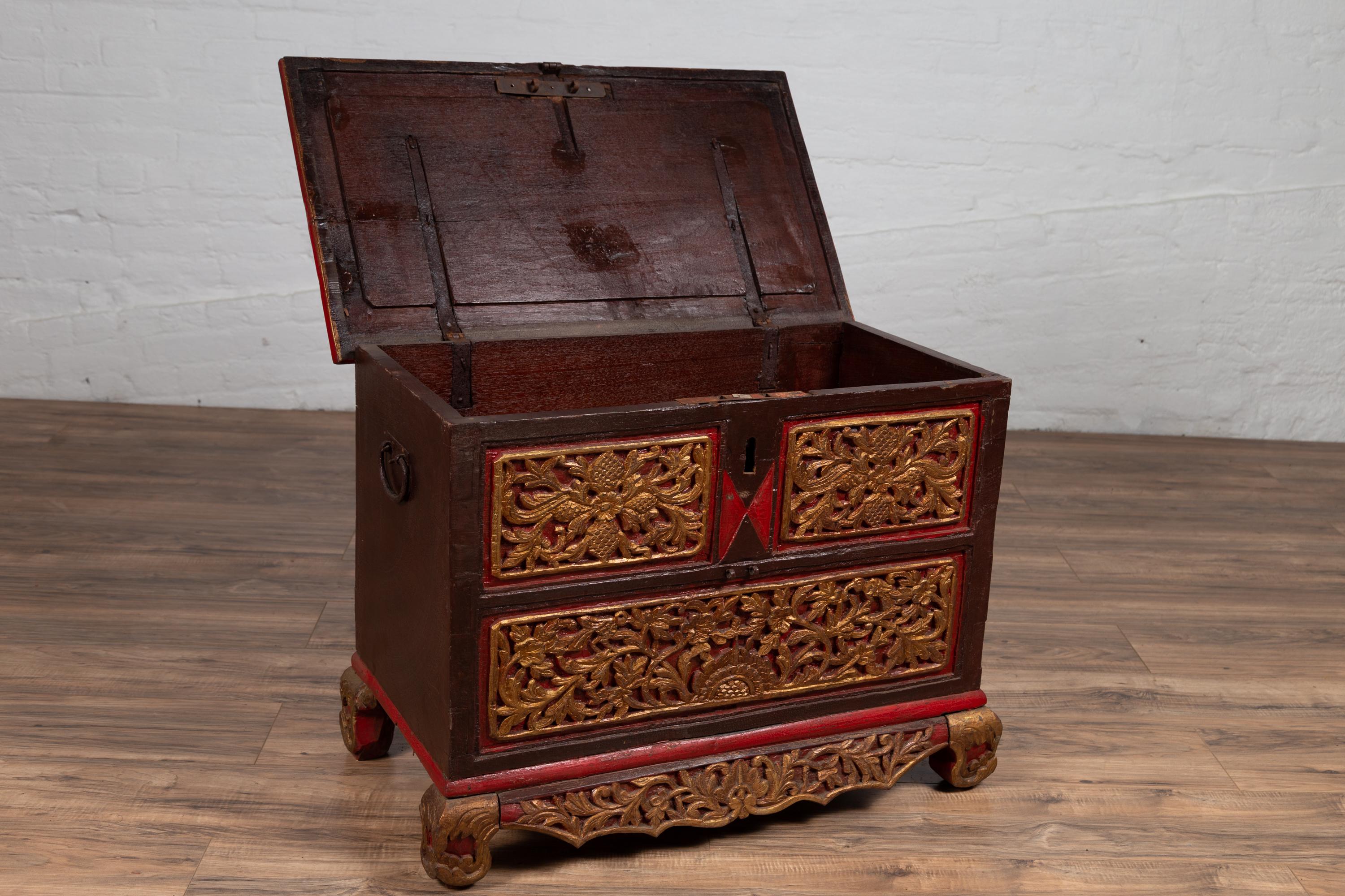 Coffre à couvertures antique en bois sculpté à la main de Madura avec des accents rouges, Brown et dorés en vente 1