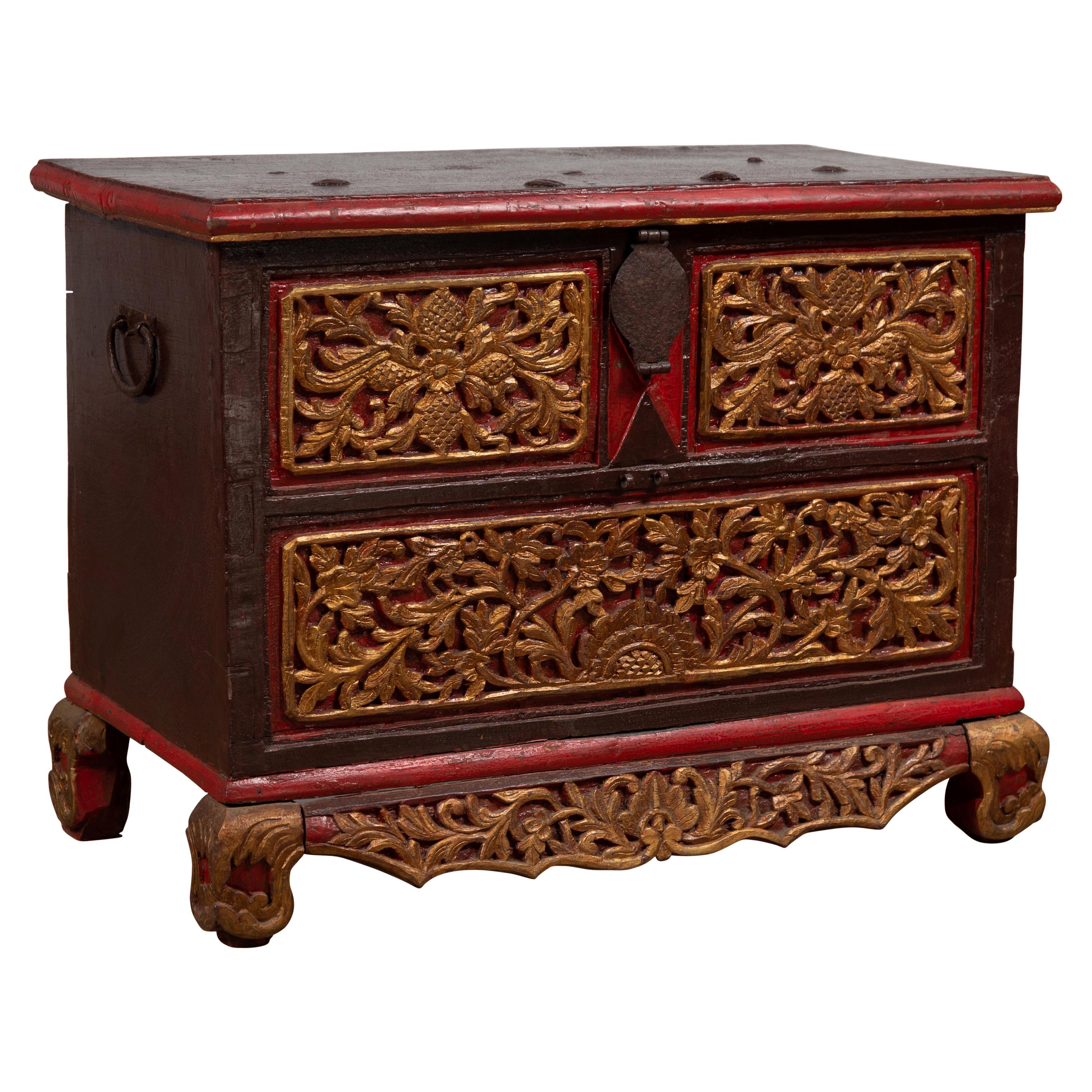 Coffre à couvertures antique en bois sculpté à la main de Madura avec des accents rouges, Brown et dorés en vente