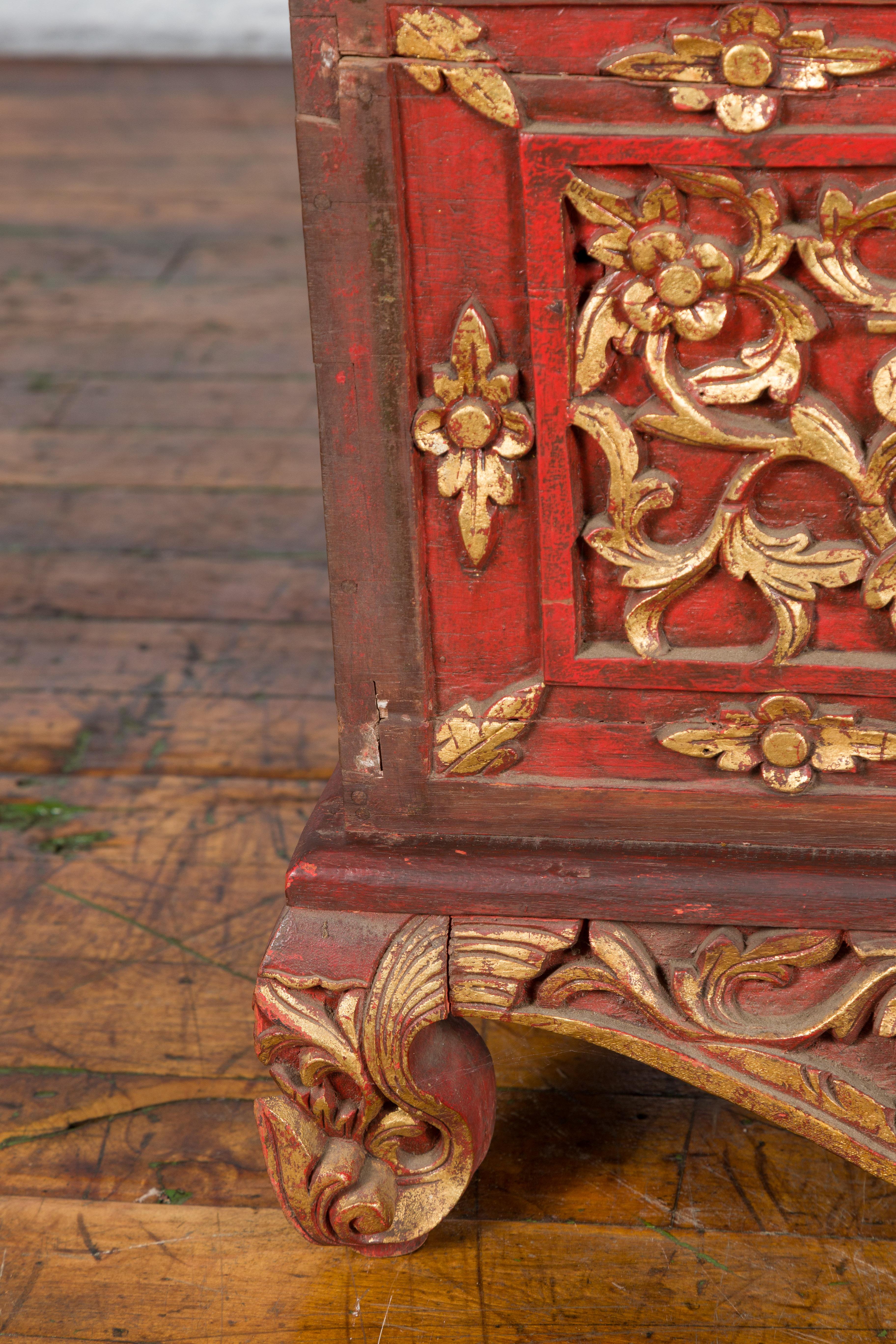 Ancien coffre à trésors Madura en bois sculpté à la main avec décor rouge et or en vente 4
