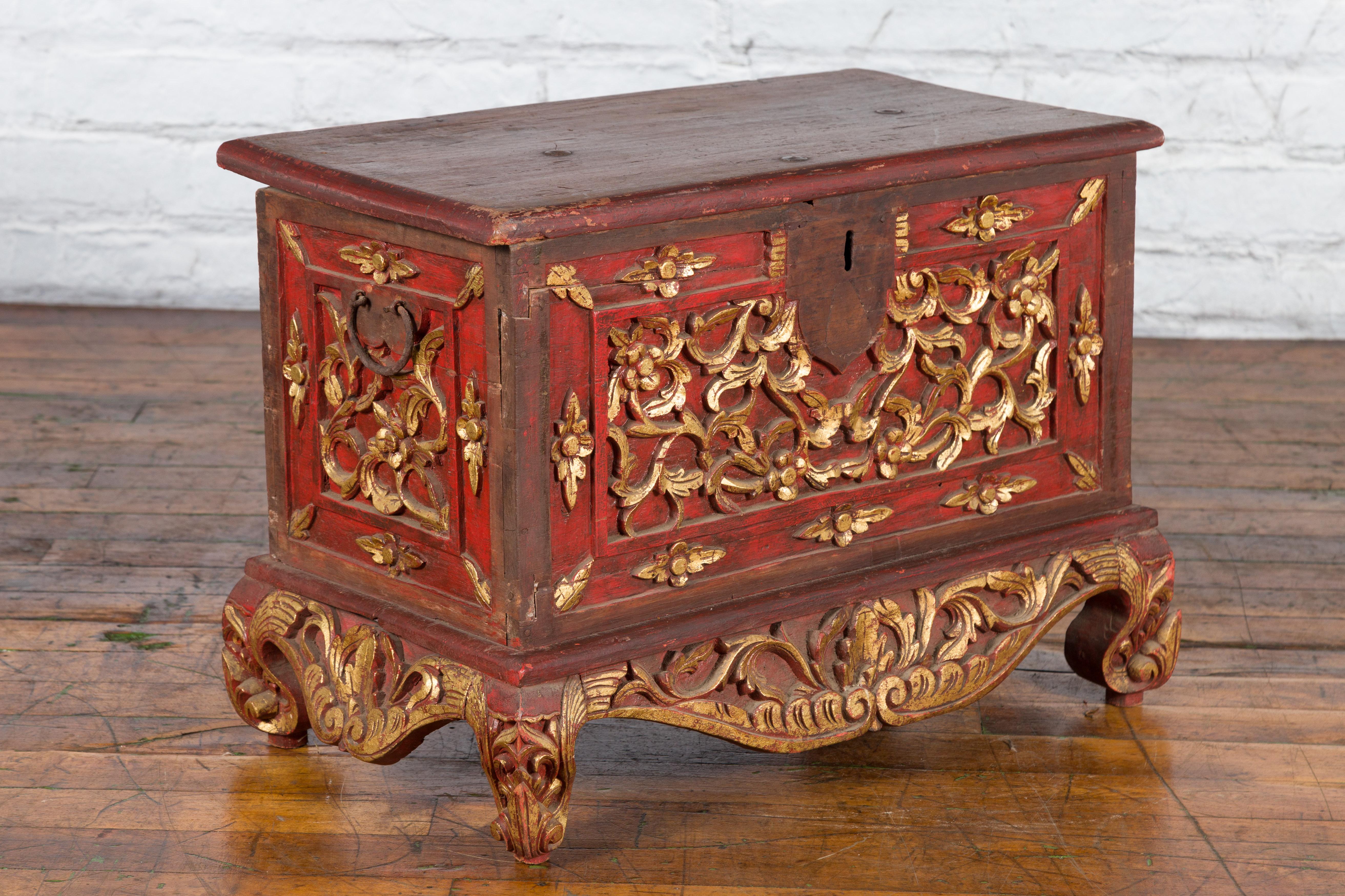 Ancien coffre à trésors Madura en bois sculpté à la main avec décor rouge et or en vente 7