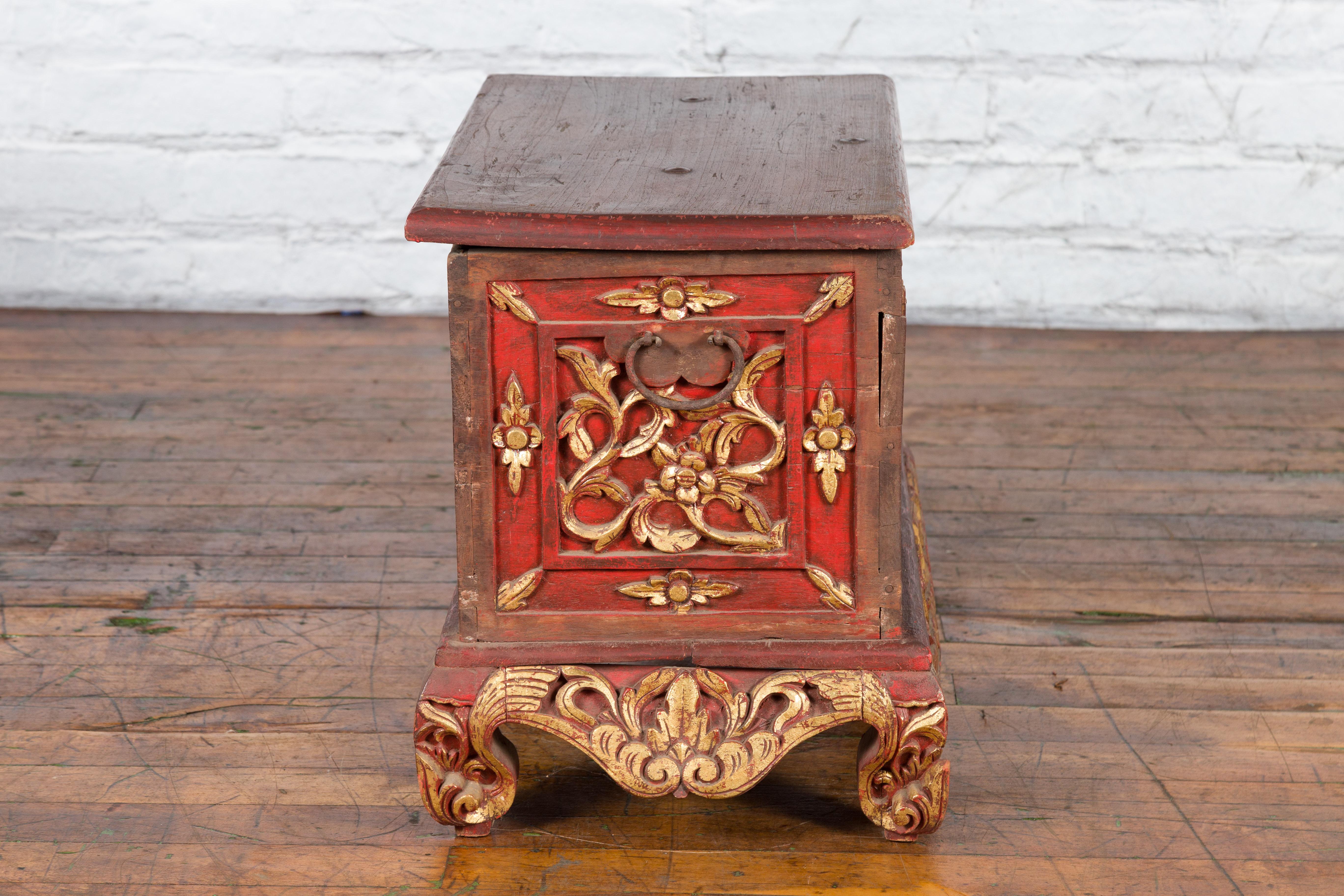 Ancien coffre à trésors Madura en bois sculpté à la main avec décor rouge et or en vente 8