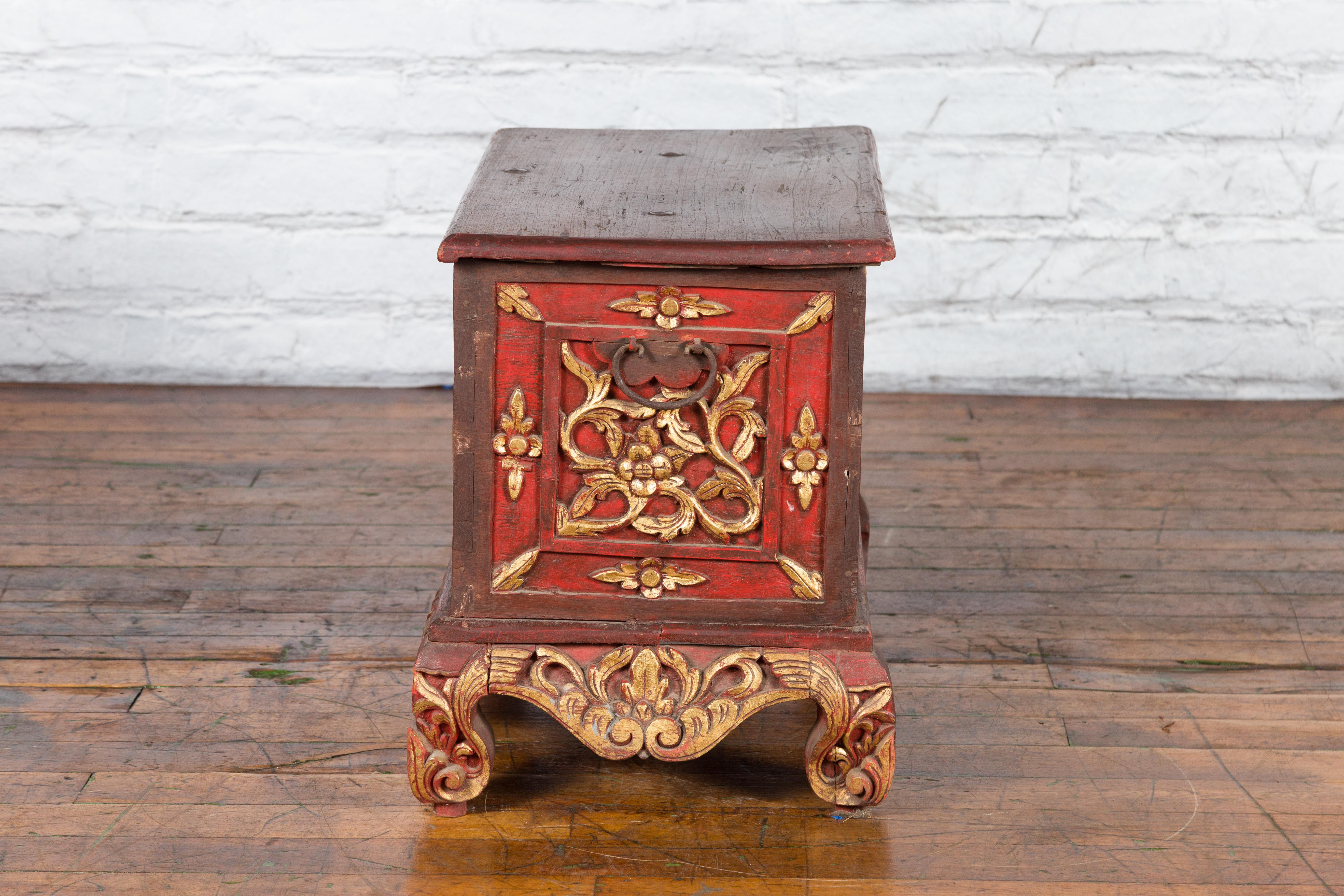 Ancien coffre à trésors Madura en bois sculpté à la main avec décor rouge et or en vente 10
