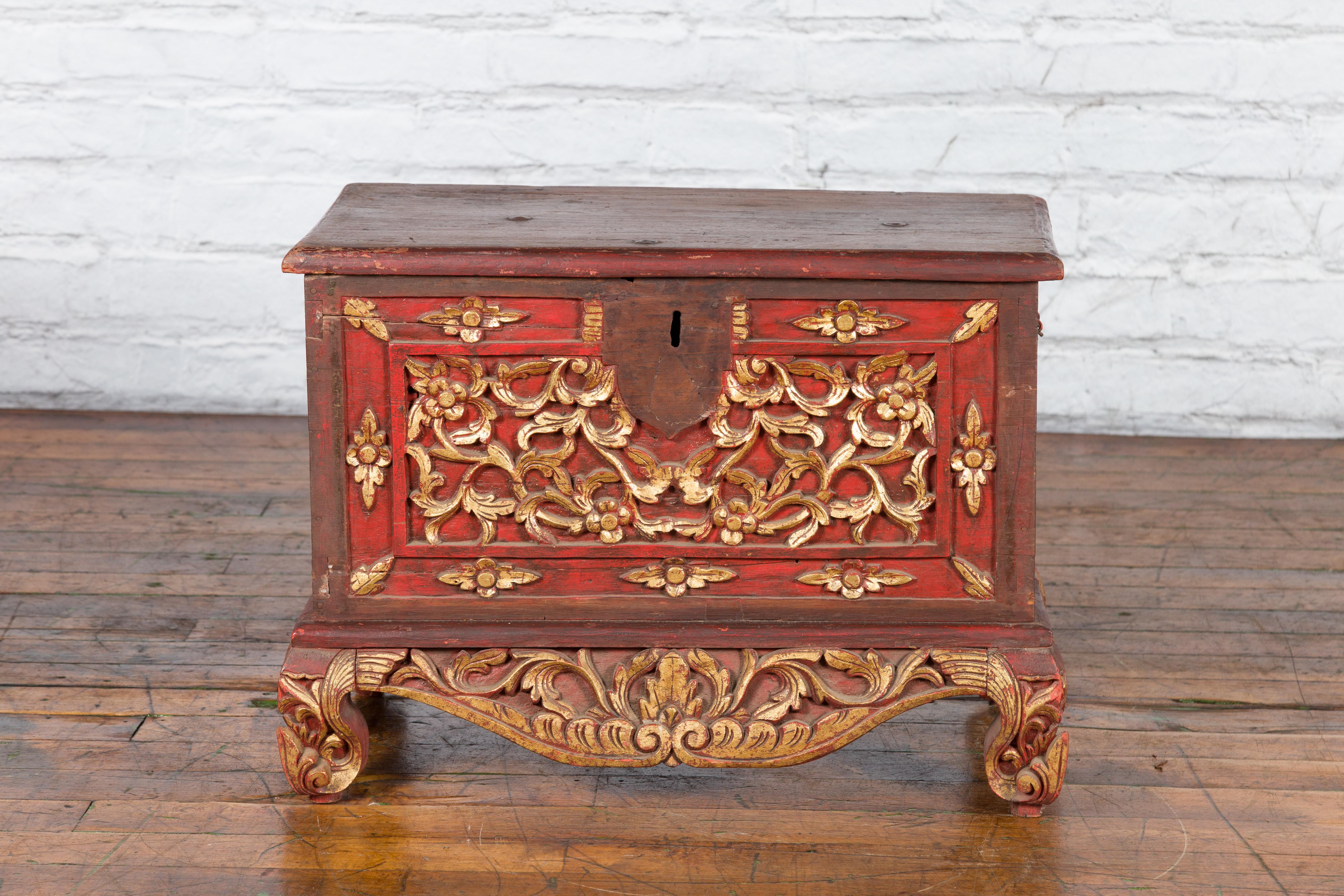 Ancien coffre à trésors Madura en bois sculpté à la main avec décor rouge et or en vente 11