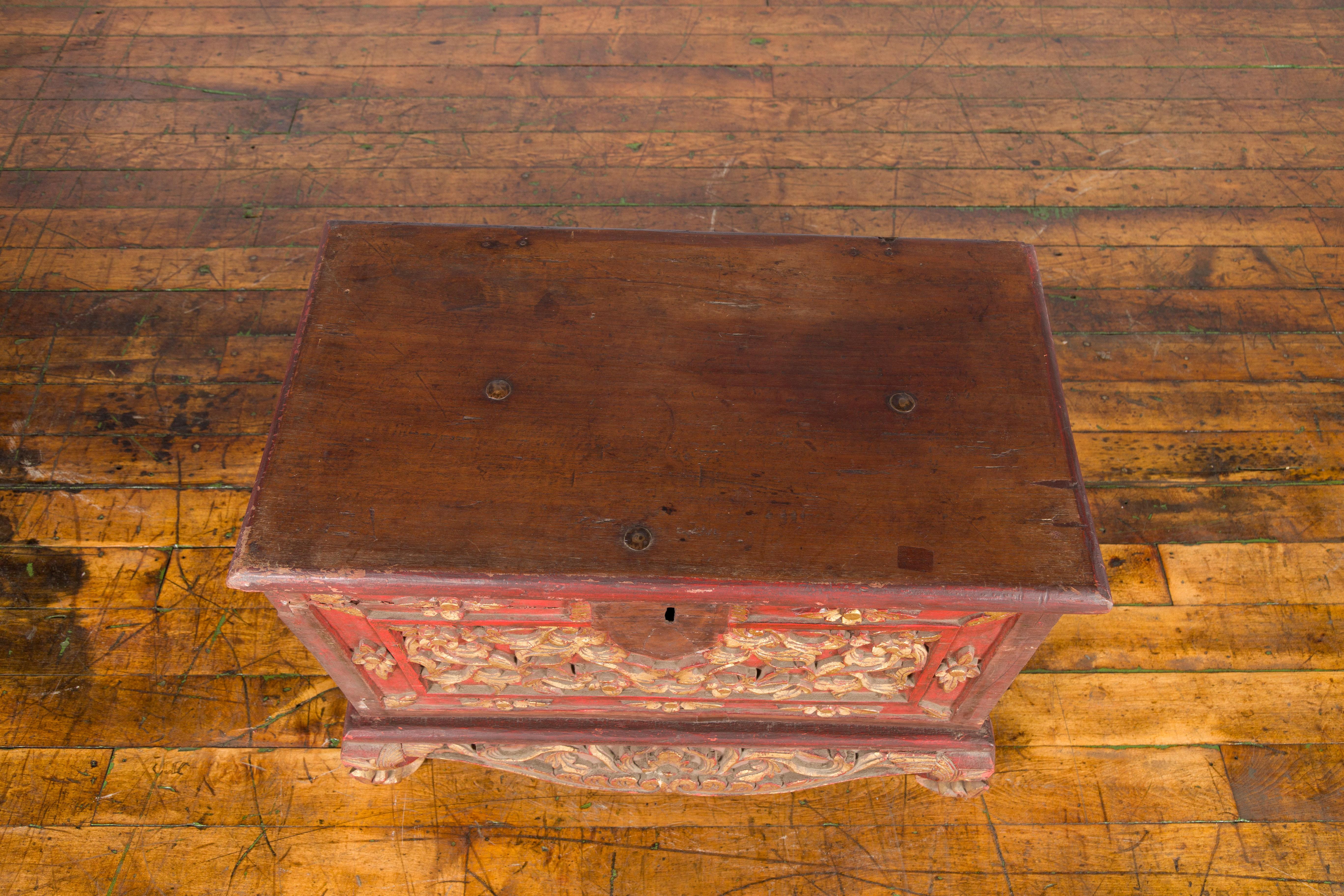 Ancien coffre à trésors Madura en bois sculpté à la main avec décor rouge et or Bon état - En vente à Yonkers, NY