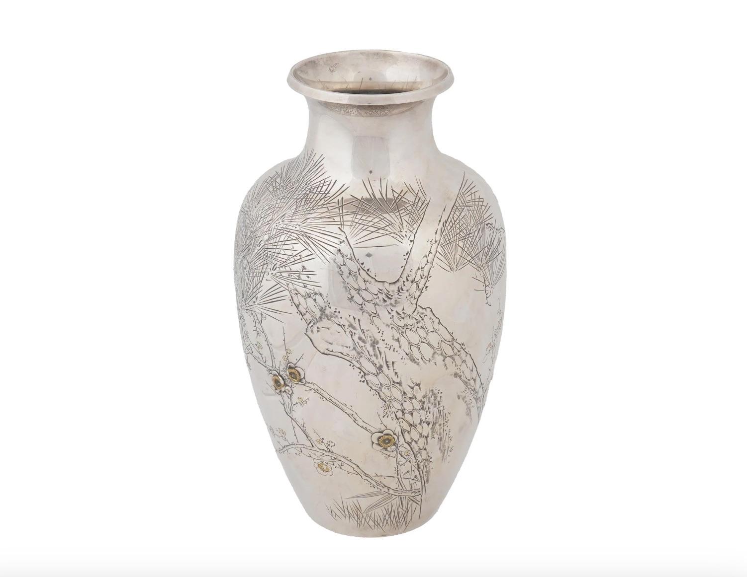 Vase ancien Meiji japonais en argent et or, fleurs de cerisier 1868-1912 - SIGNÉ

orné d'un motif de sakura finement gravé avec des détails de fleurs en or granulé. 


Marques d'argent sur le fond. Signature de l'Artistics au dos,



Poids total :