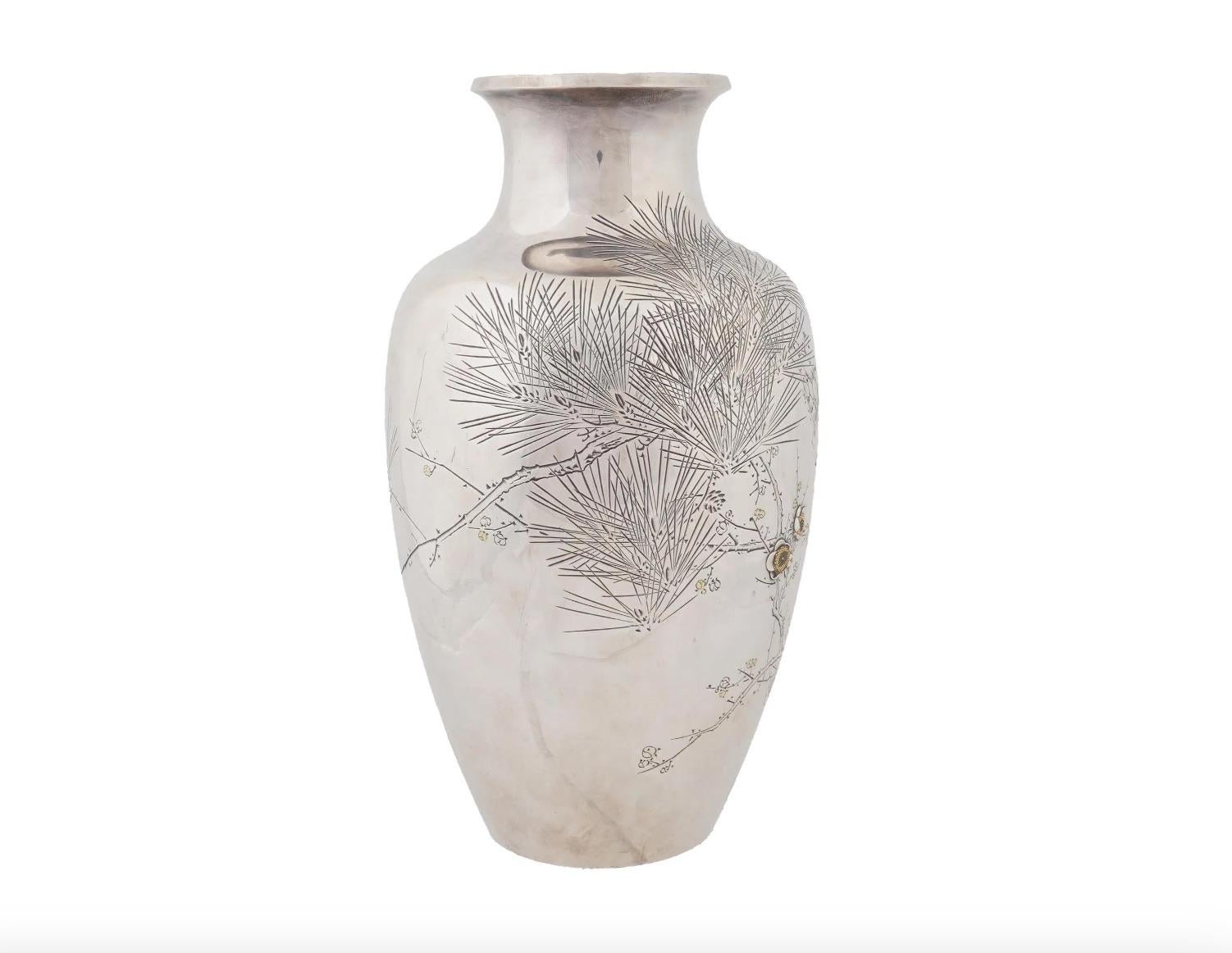Japonais Magnifique vase japonais Meiji en argent et or à fleurs de cerisier - Signé en vente