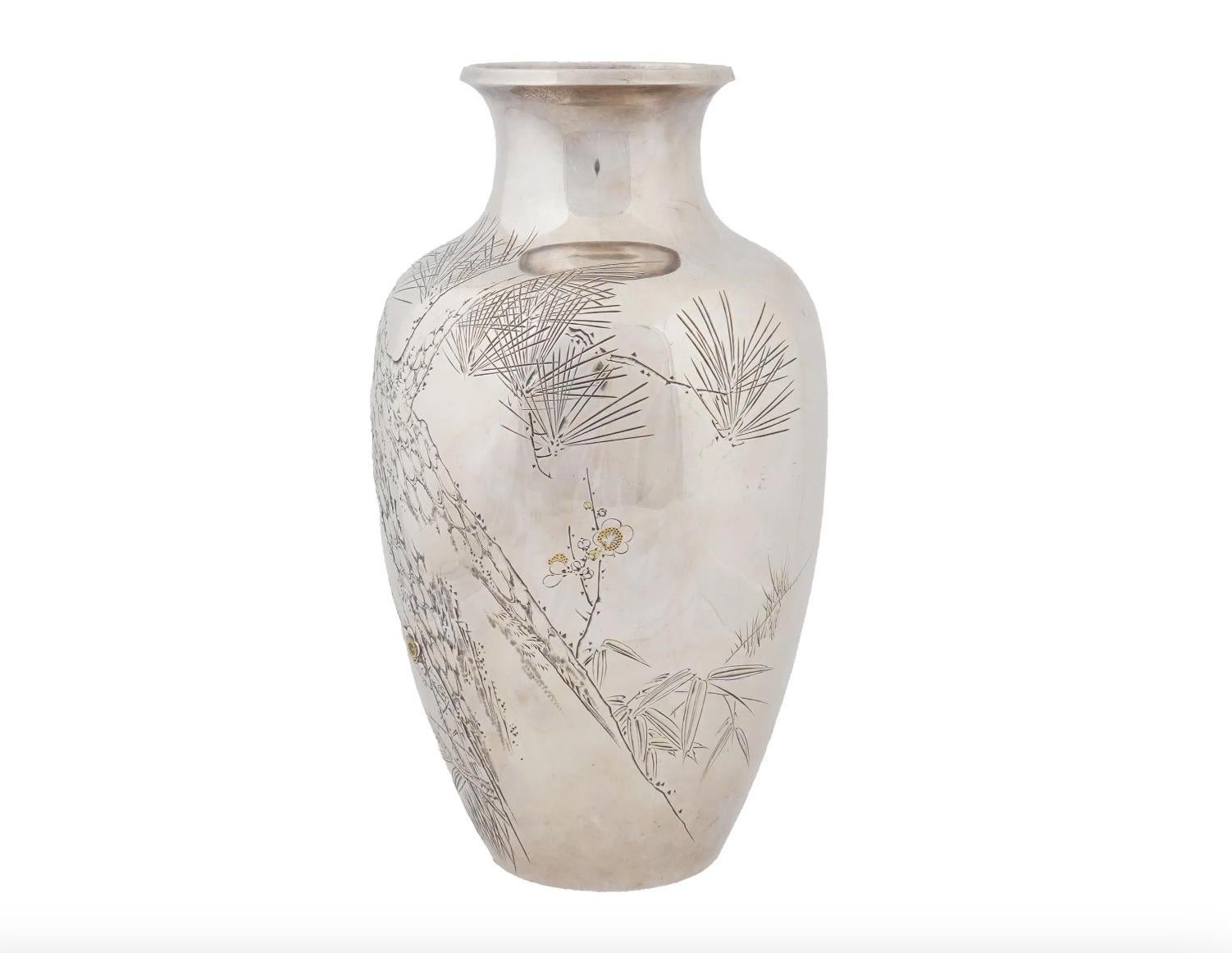 Magnifique vase japonais Meiji en argent et or à fleurs de cerisier - Signé Bon état - En vente à Long Island City, NY