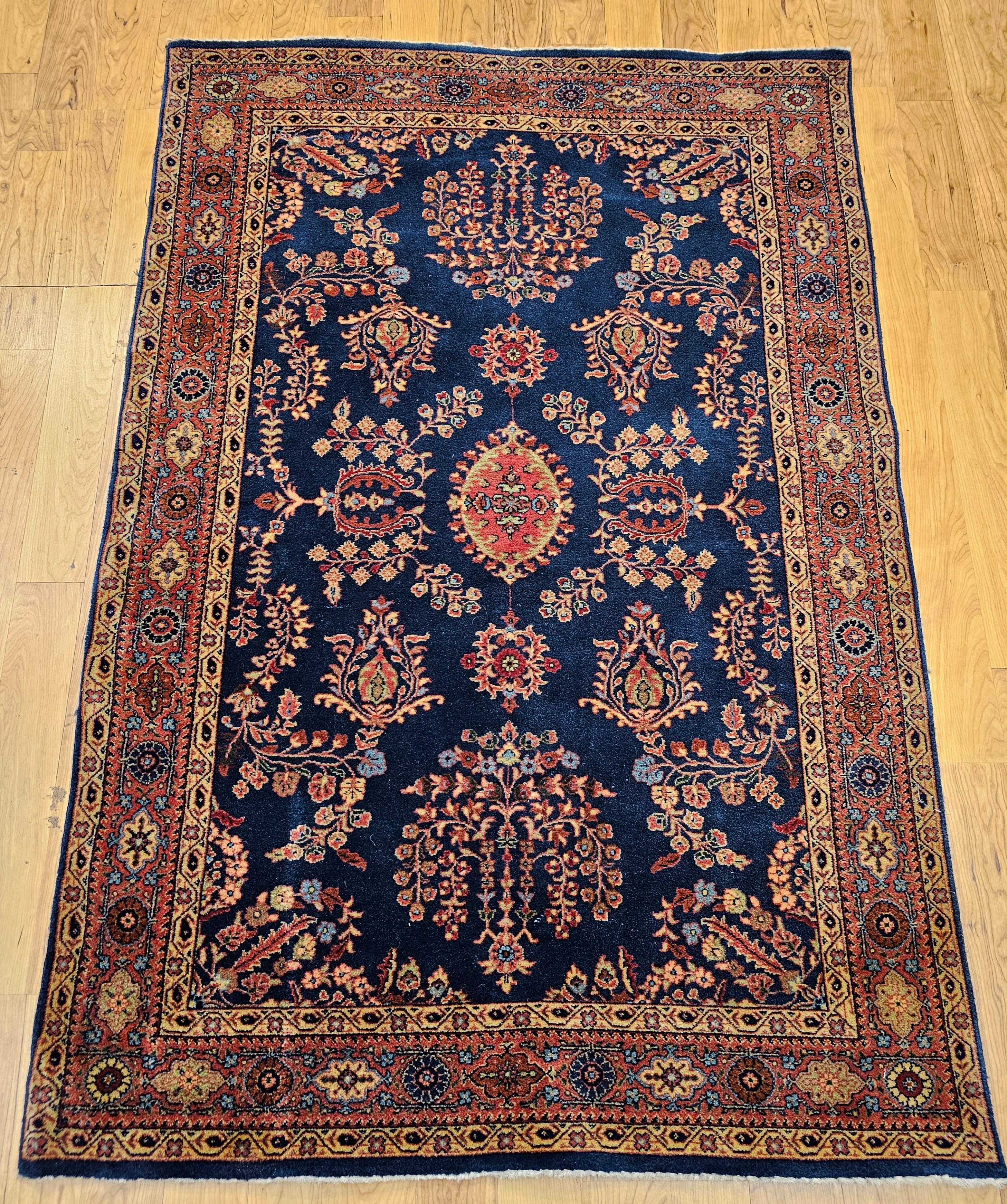 Ein hervorragender Mahajiran Sarouk Farahan-Teppich aus dem 2. Quartal des 20. Jahrhunderts, handgewebt mit außergewöhnlicher Handwerkskunst und in schönem Zustand mit vollem Flor erhalten. Dieser exquisite Perserteppich zeigt ein elegantes, offenes