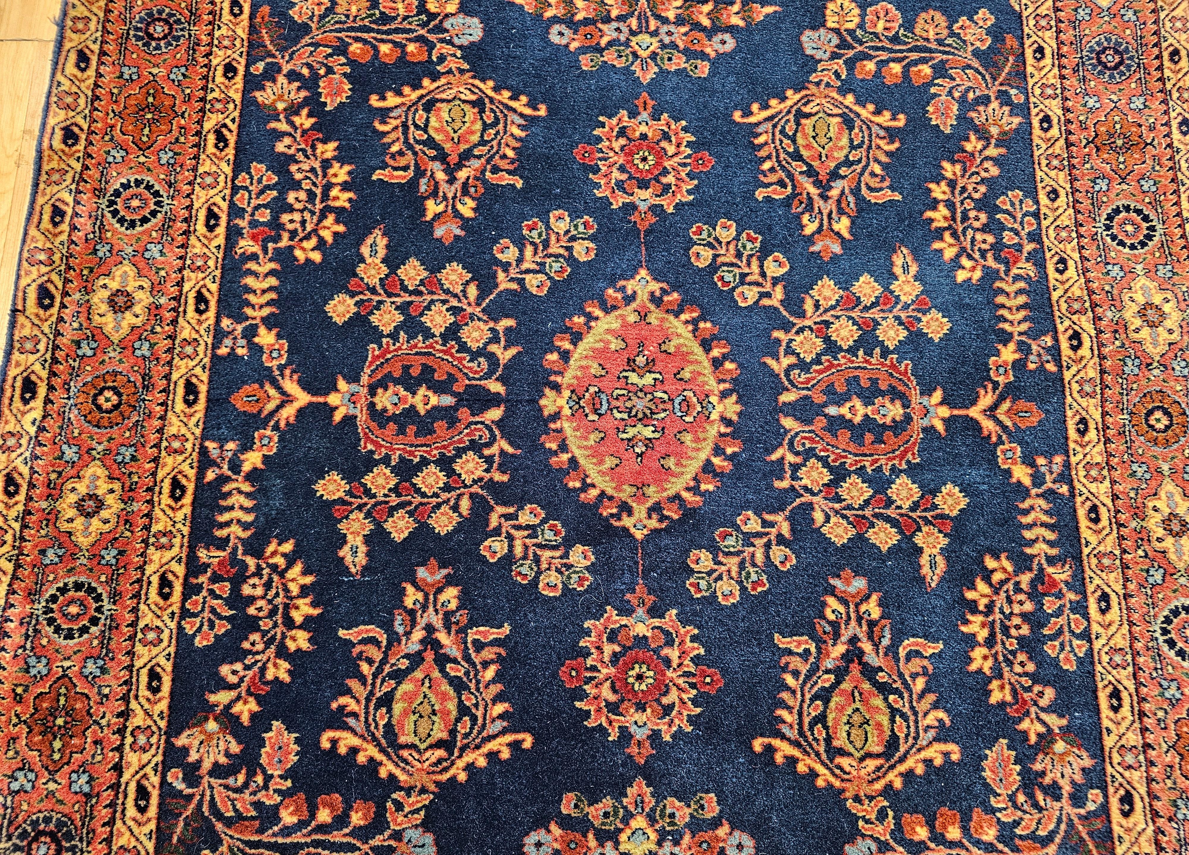 Antiker Mahajiran Sarouk Farahan Vorleger in Blau, Gelb, Rot im Zustand „Gut“ im Angebot in Barrington, IL