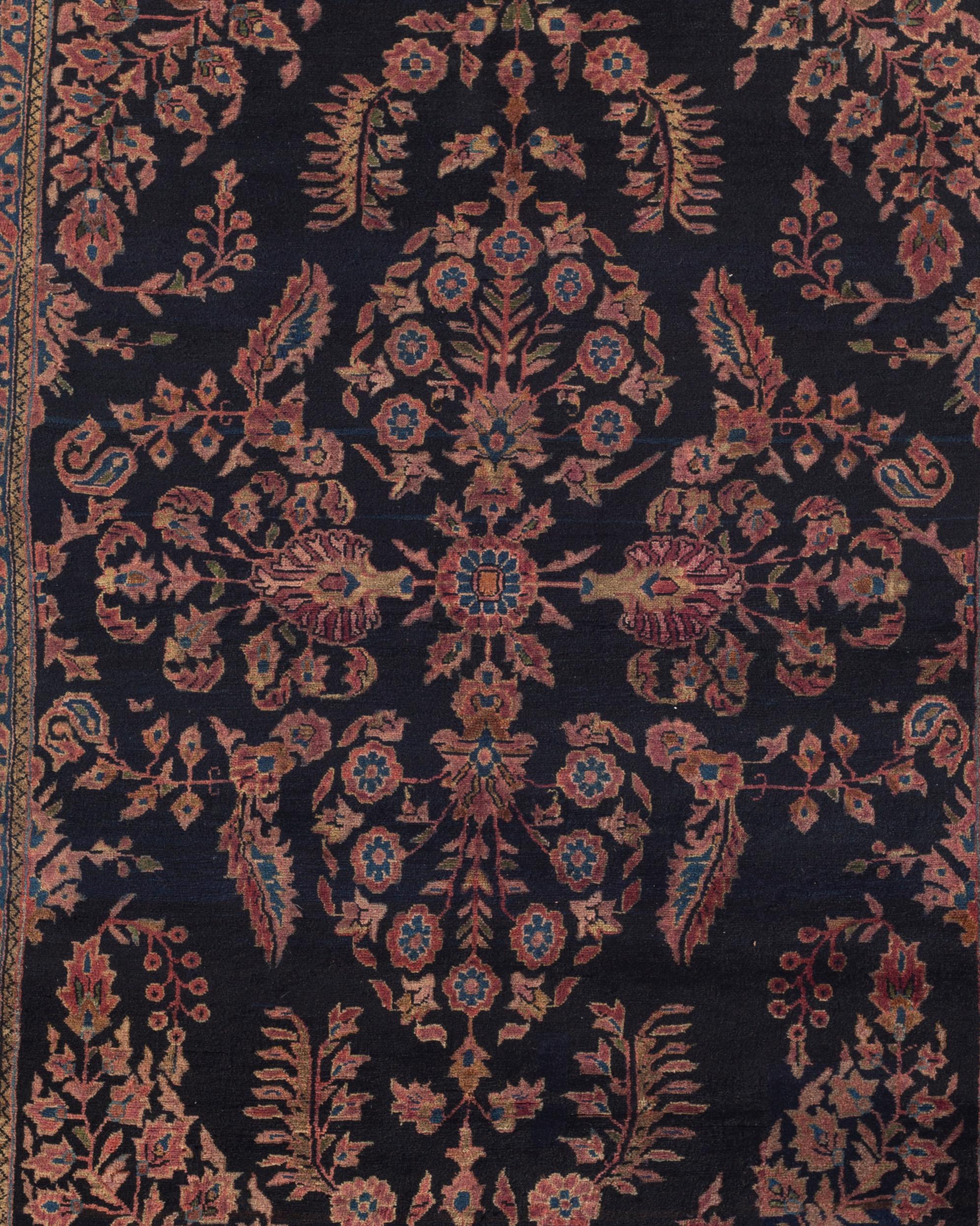 Tapis Sarouk Mahajiran ancien, vers 1900. Les tapis Sarouk proviennent du centre-ouest de la Perse et le terme Mahajiran signifie que le tapis est particulièrement fin, tant au niveau de la qualité de la laine utilisée que du tissage. Taille : 4'2 x
