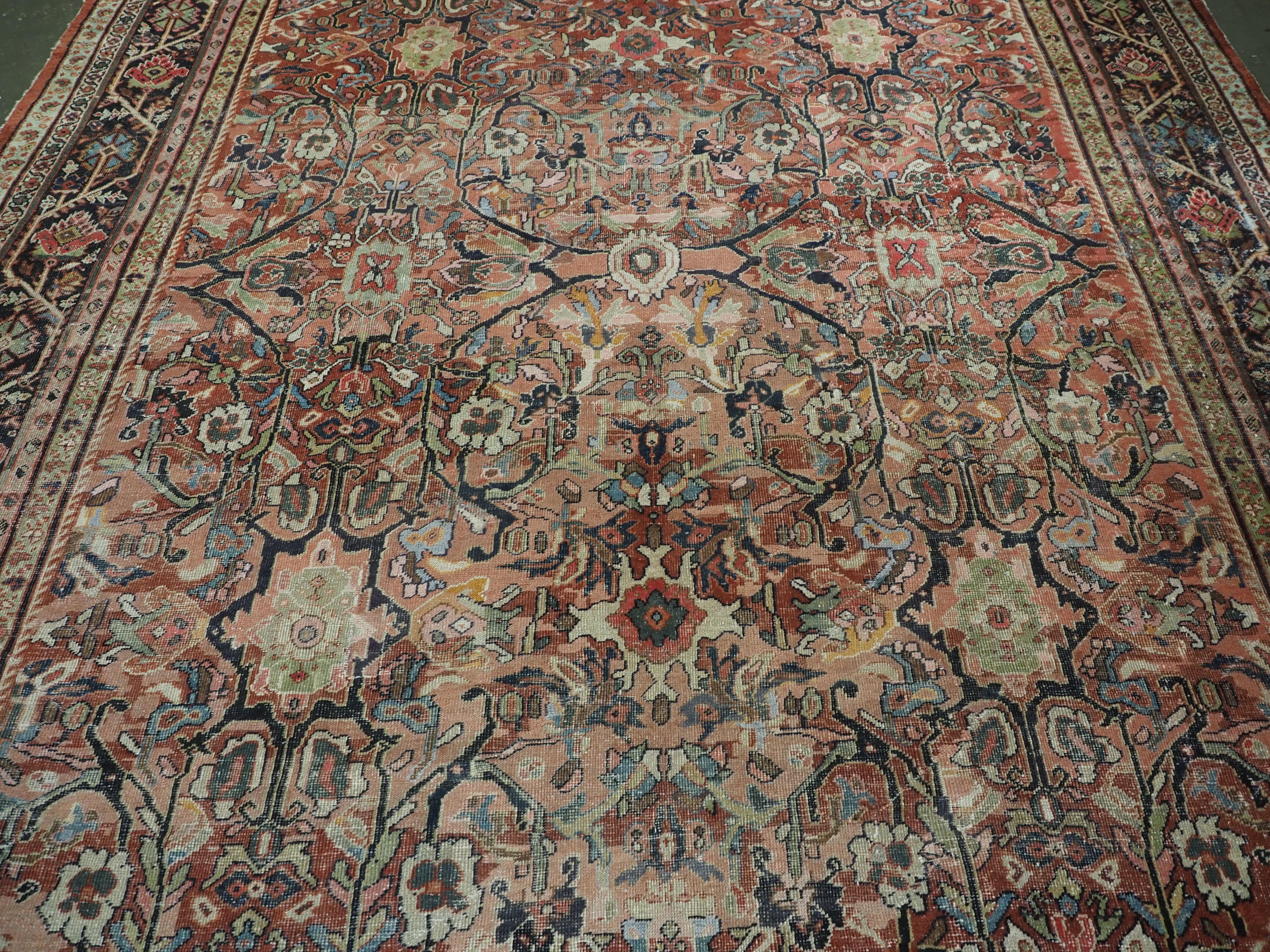 Antique Mahal carpet of very good large room size in pastel colours. Circa 1900. In Good Condition For Sale In Moreton-In-Marsh, GB