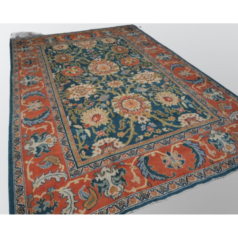 Antiker persischer Mahal-Teppich mit ganzflächigem, großflächigem Muster auf seltenem blau/grünem Grund
CIRCA 1920

Der Teppich ist sehr auffällig mit einem großflächigen floralen Palmettenmuster in sanften Pastellfarben auf einem tiefblauen/grünen