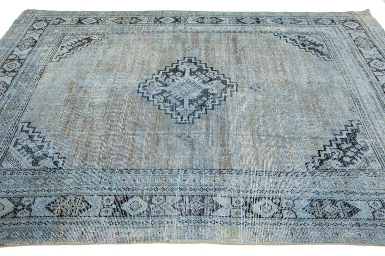 Tapis de couloir ancien en laine au décor de quatre médaillons