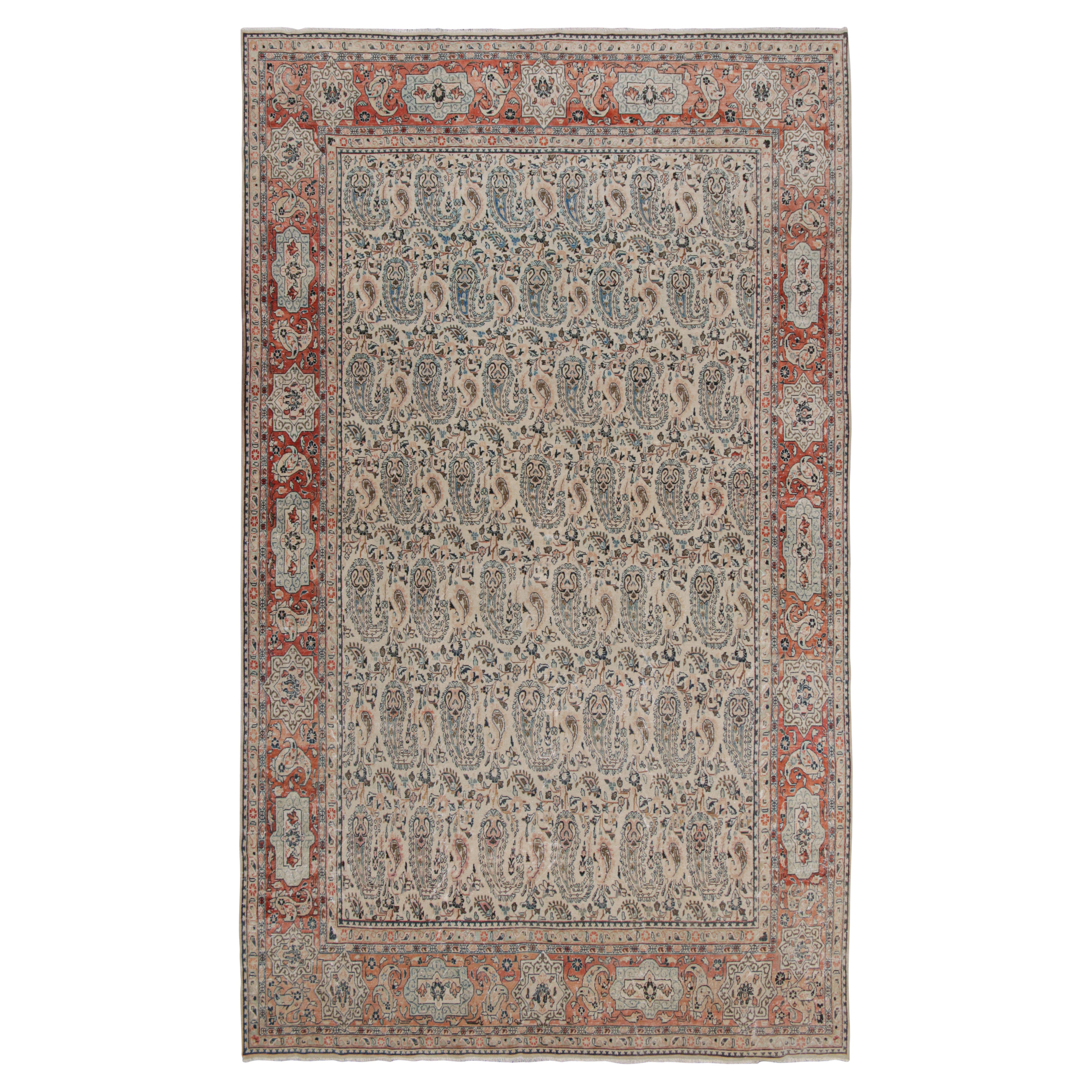 Tapis Mahal géométrique ancien en résine rose crème et laine bleue à motif cachemire de Rug & Kilim en vente