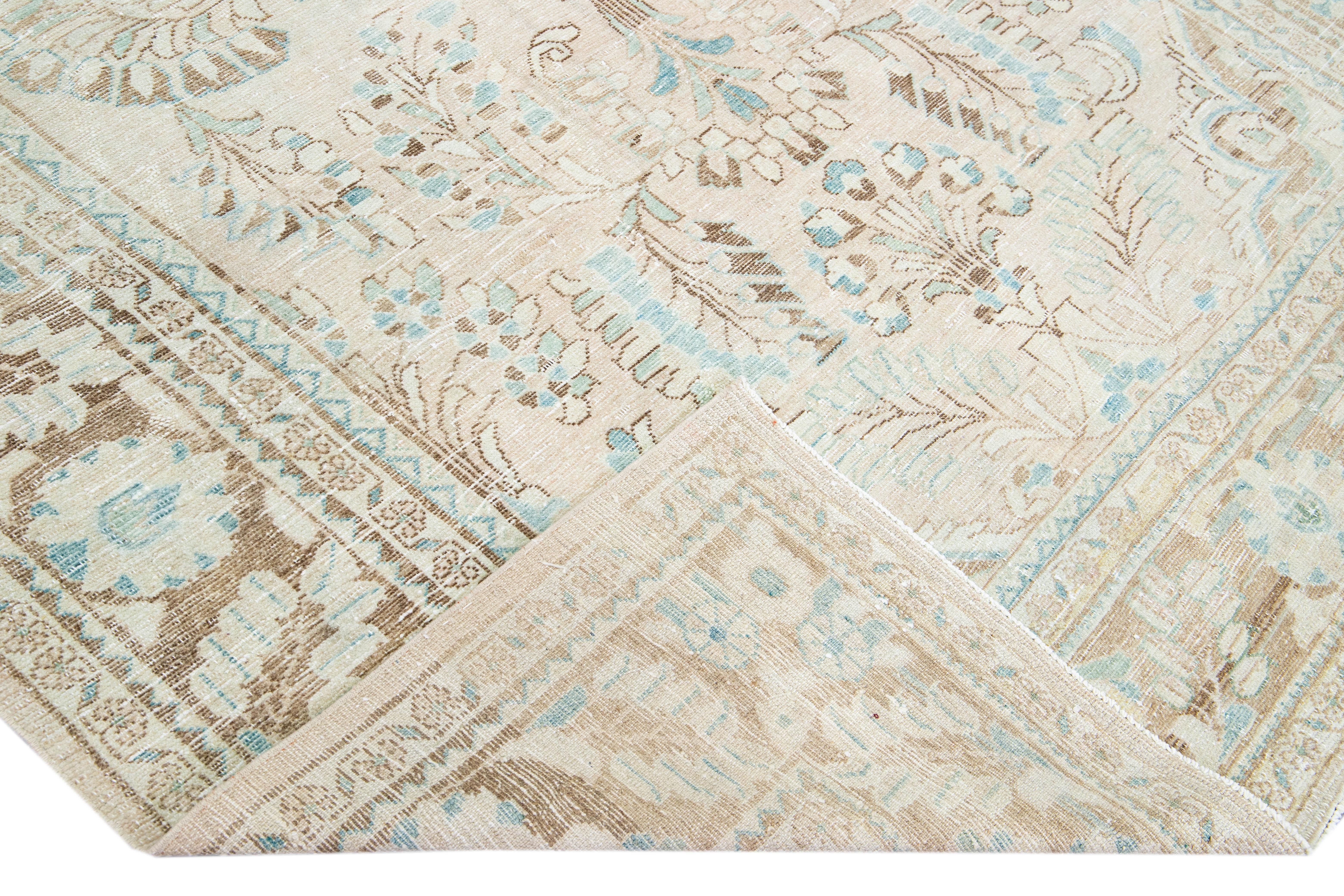 Magnifique tapis ancien en laine Mahal noué à la main avec le champ beige. Ce tapis persan présente un cadre brun et des accents bleus, ainsi qu'un motif floral traditionnel en médaillon. 

Ce tapis mesure 7'1