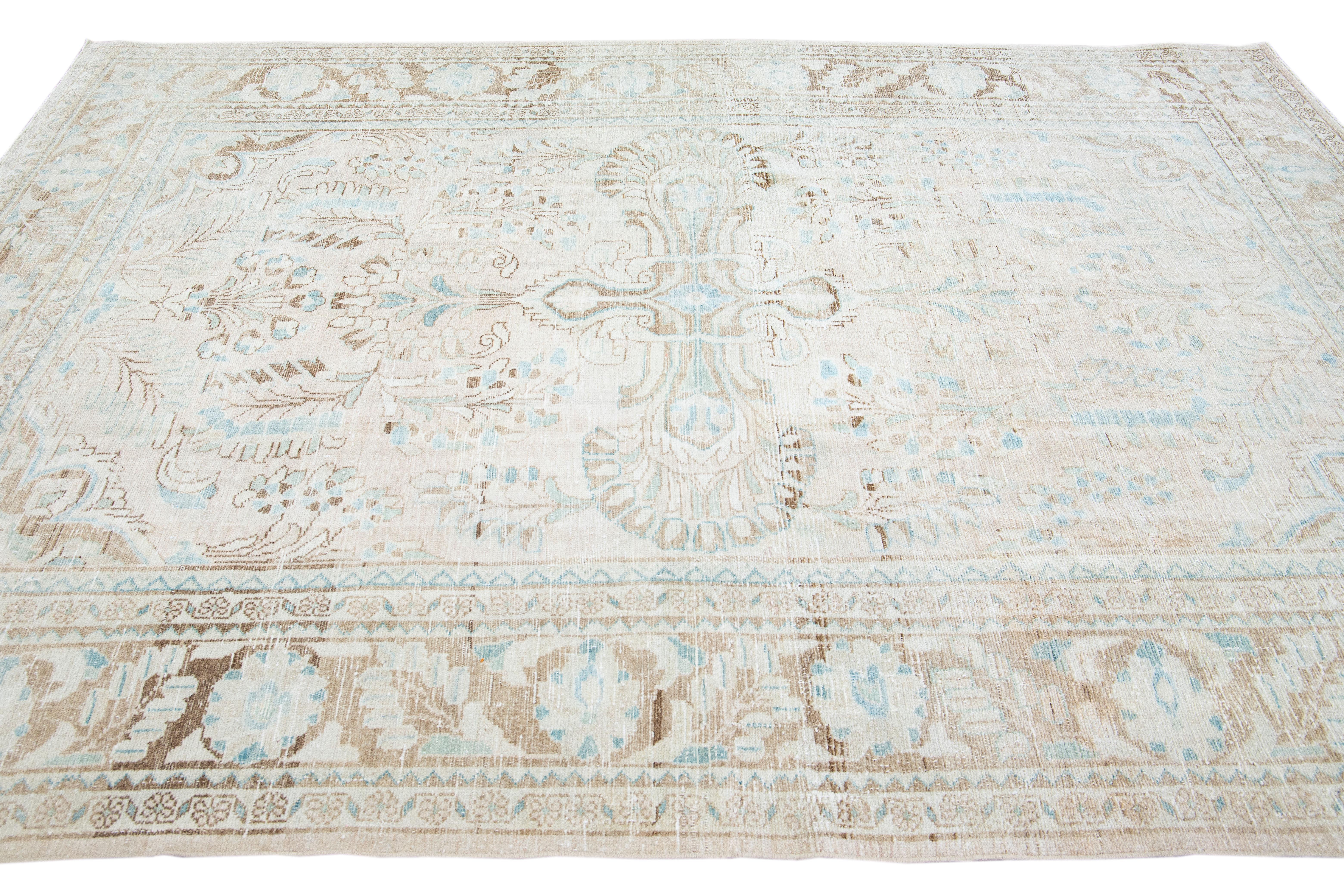 Noué à la main Tapis Mahal ancien en laine beige à motif de médaillon fait à la main en vente