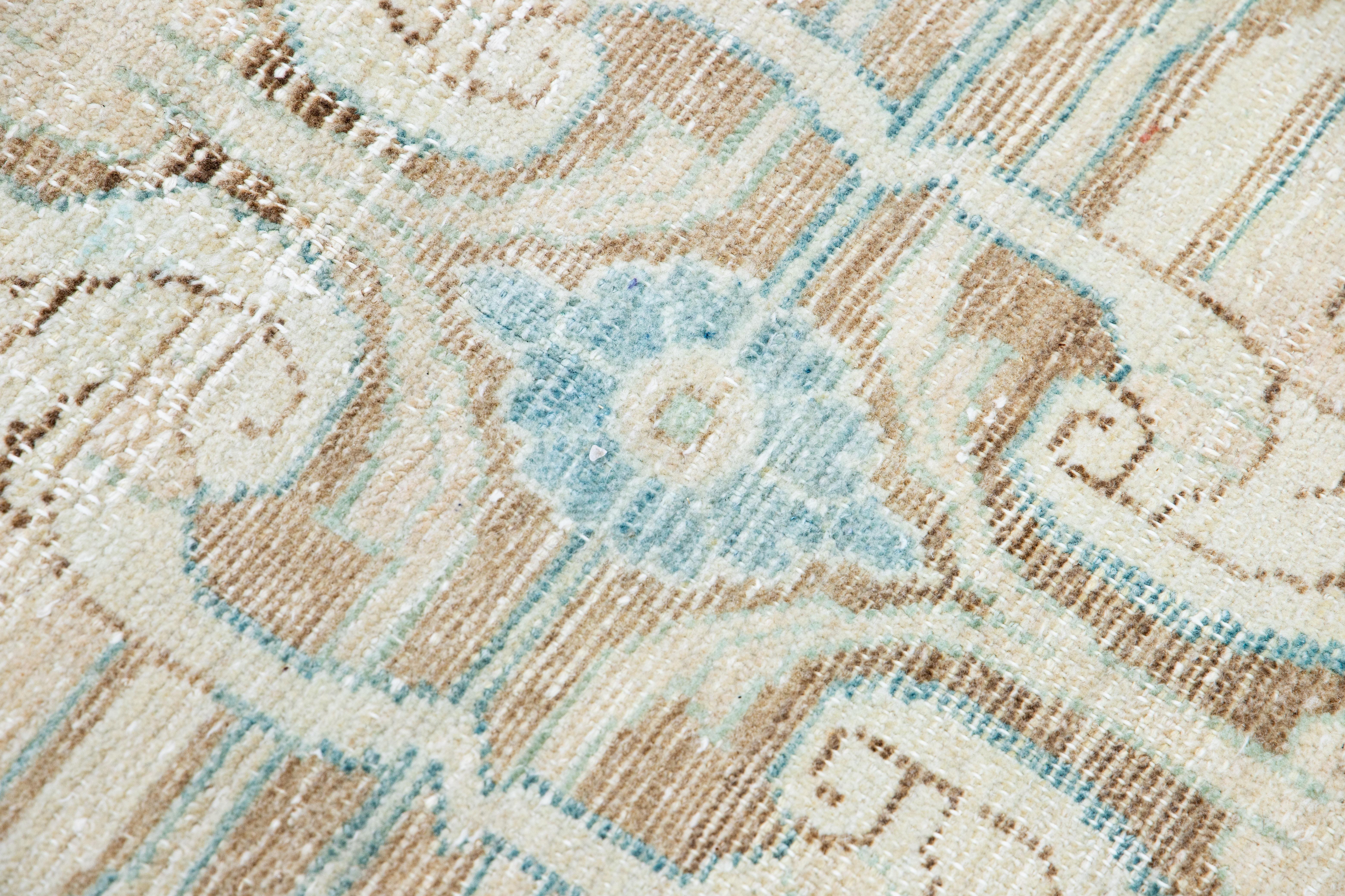 20ième siècle Tapis Mahal ancien en laine beige à motif de médaillon fait à la main en vente