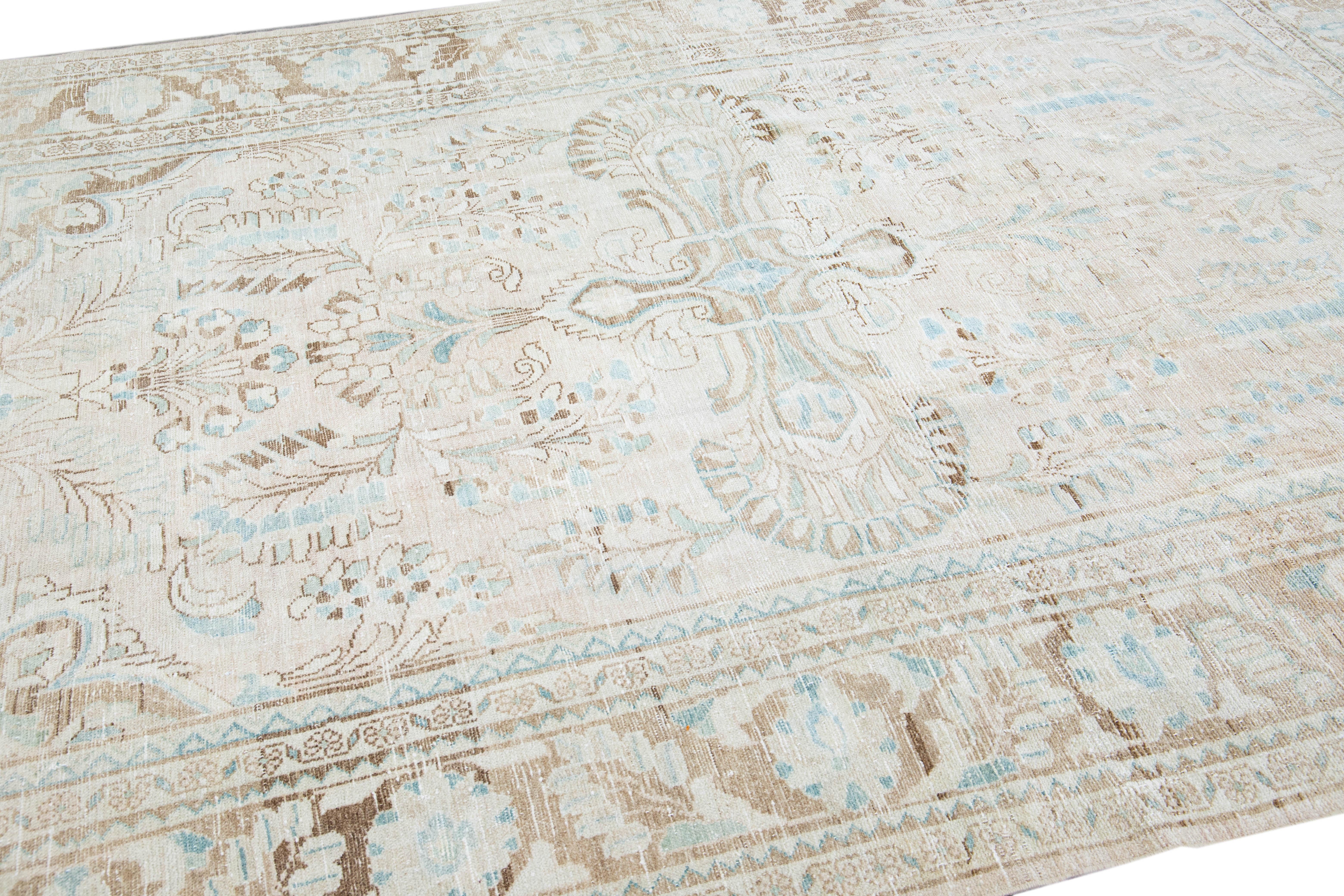 Laine Tapis Mahal ancien en laine beige à motif de médaillon fait à la main en vente