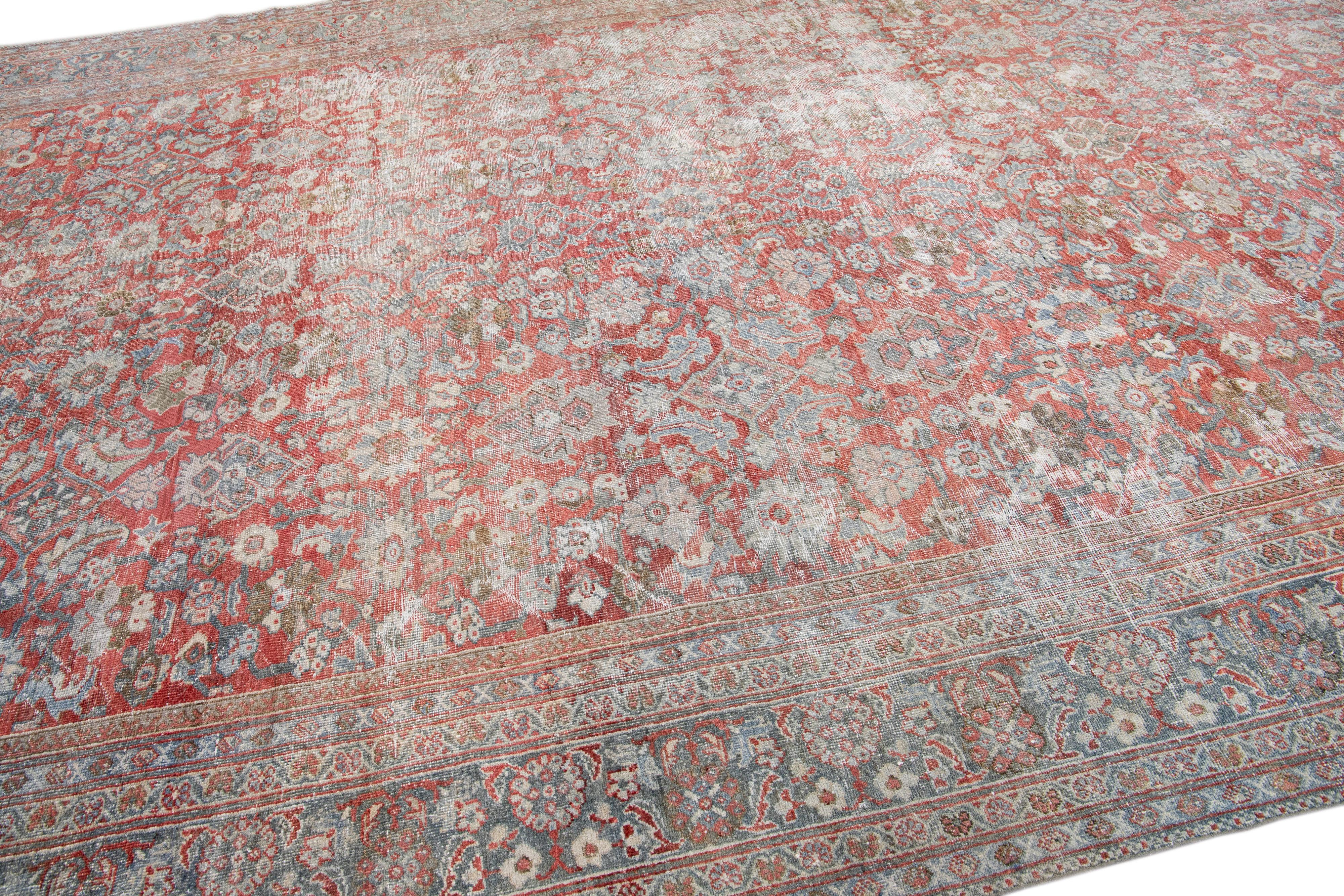 Antiker antiker Mahal handgefertigter übergroßer roter Wollteppich mit Allover-Design (20. Jahrhundert) im Angebot