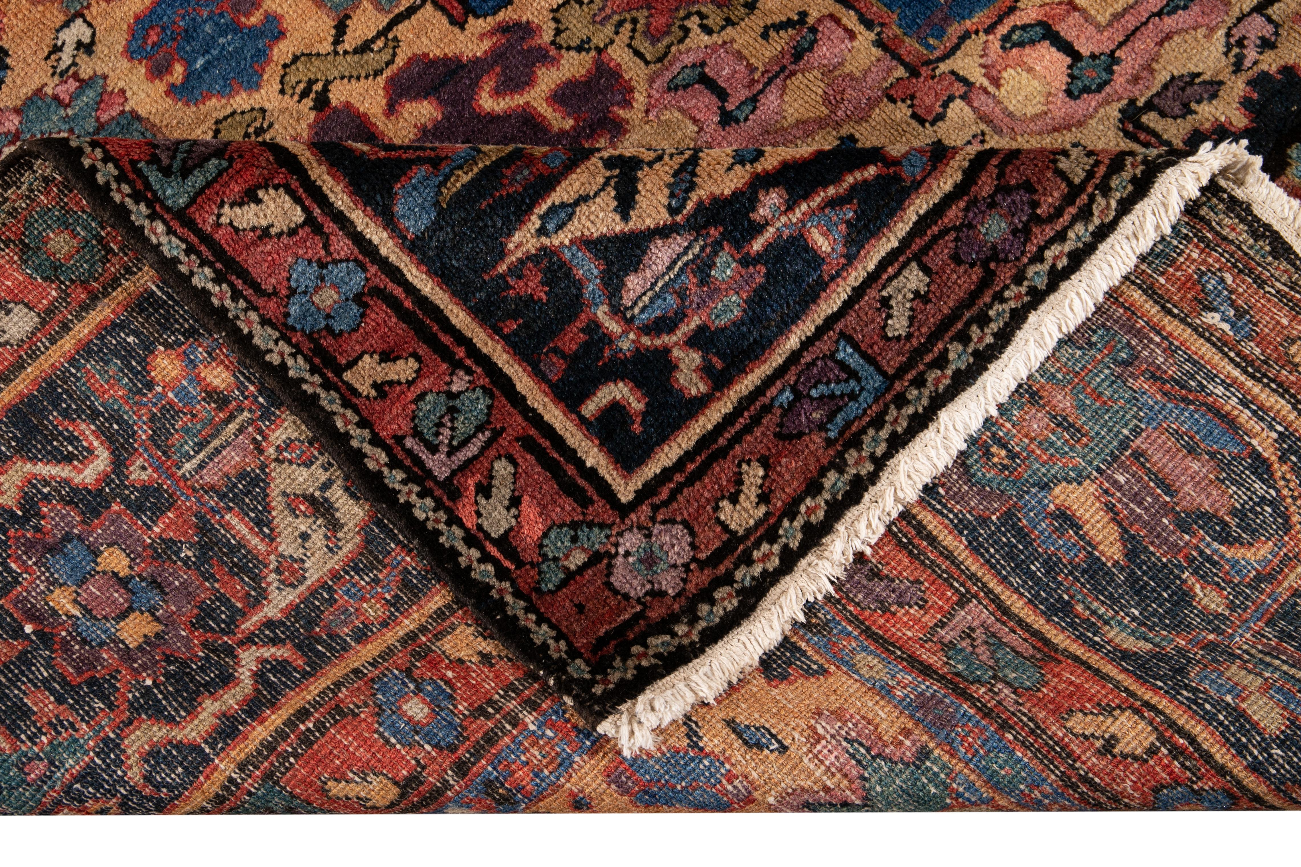 Un magnifique tapis Mahal ancien en laine nouée à la main avec un champ de couleur beige. Ce tapis présente des accents bleu marine et multicolores dans un motif floral géométrique.

Ce tapis mesure 11' x 14'.