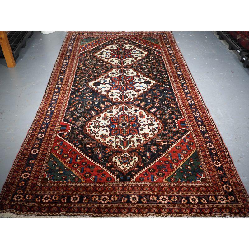 Antiker Mahal Kelleh- oder langer Teppich mit dreifachem Medaillon-Design im Zustand „Hervorragend“ im Angebot in Moreton-In-Marsh, GB